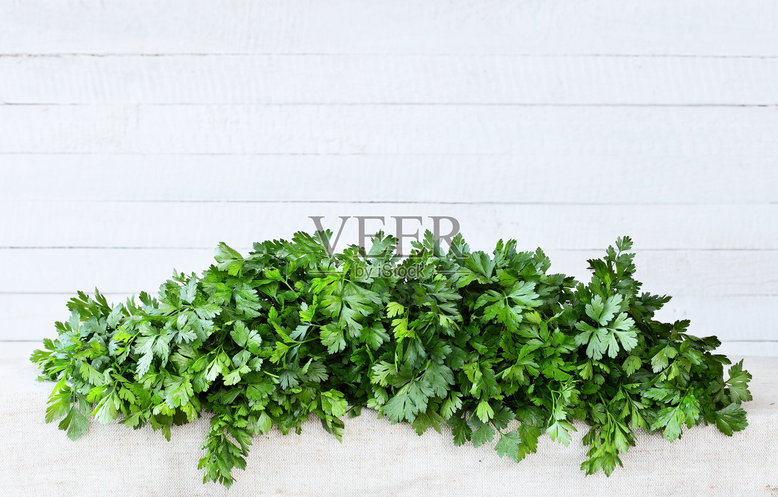 来自花园的欧芹。照片摄影图片