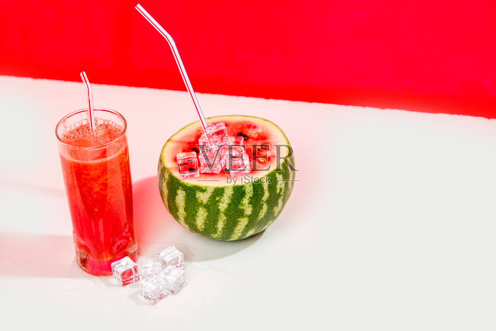 用吸管喝西瓜汁照片摄影图片