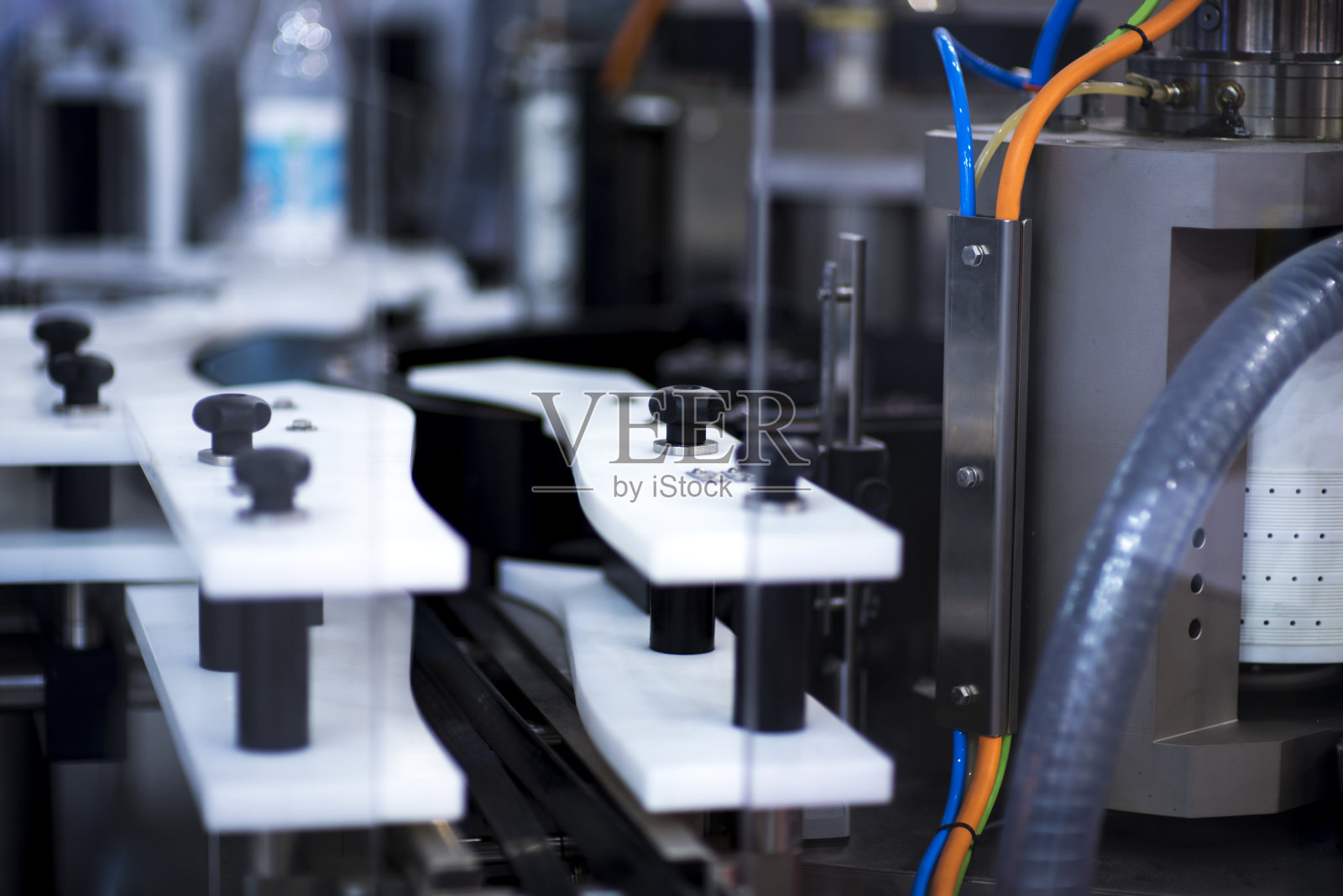 制药厂的药品包装生产线输送机。在具有挑战性的条件下真实的拍摄。也许有些模糊照片摄影图片