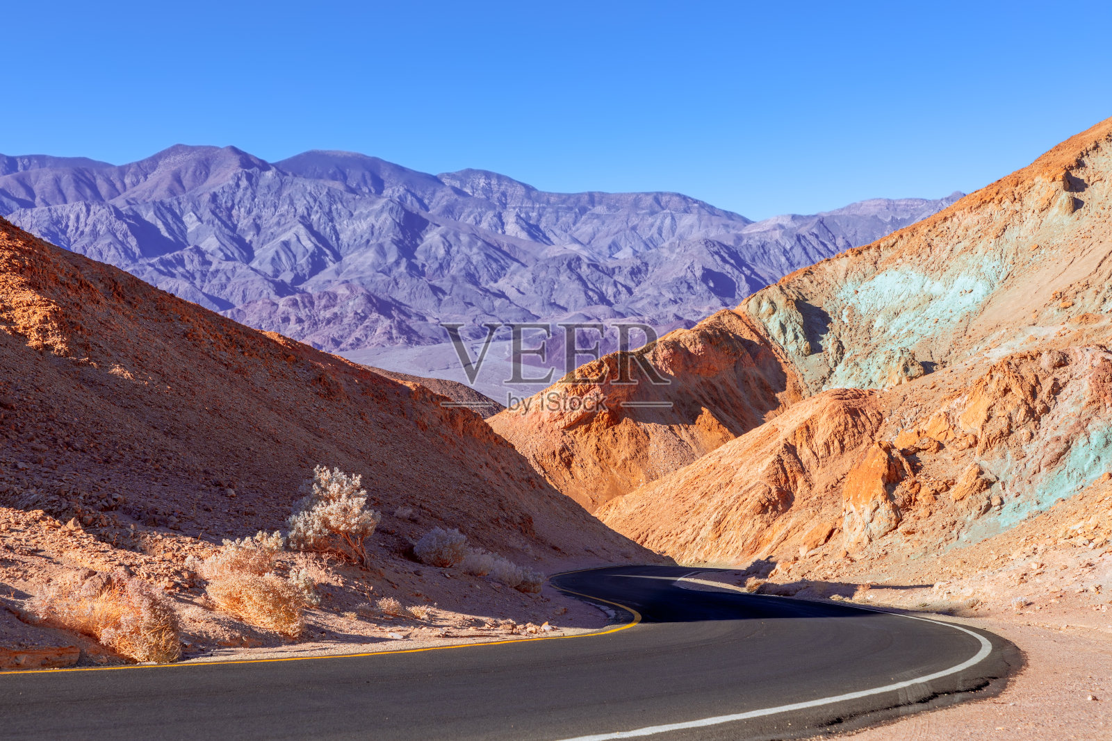 穿越死亡谷国家公园的高速公路。加州。美国照片摄影图片