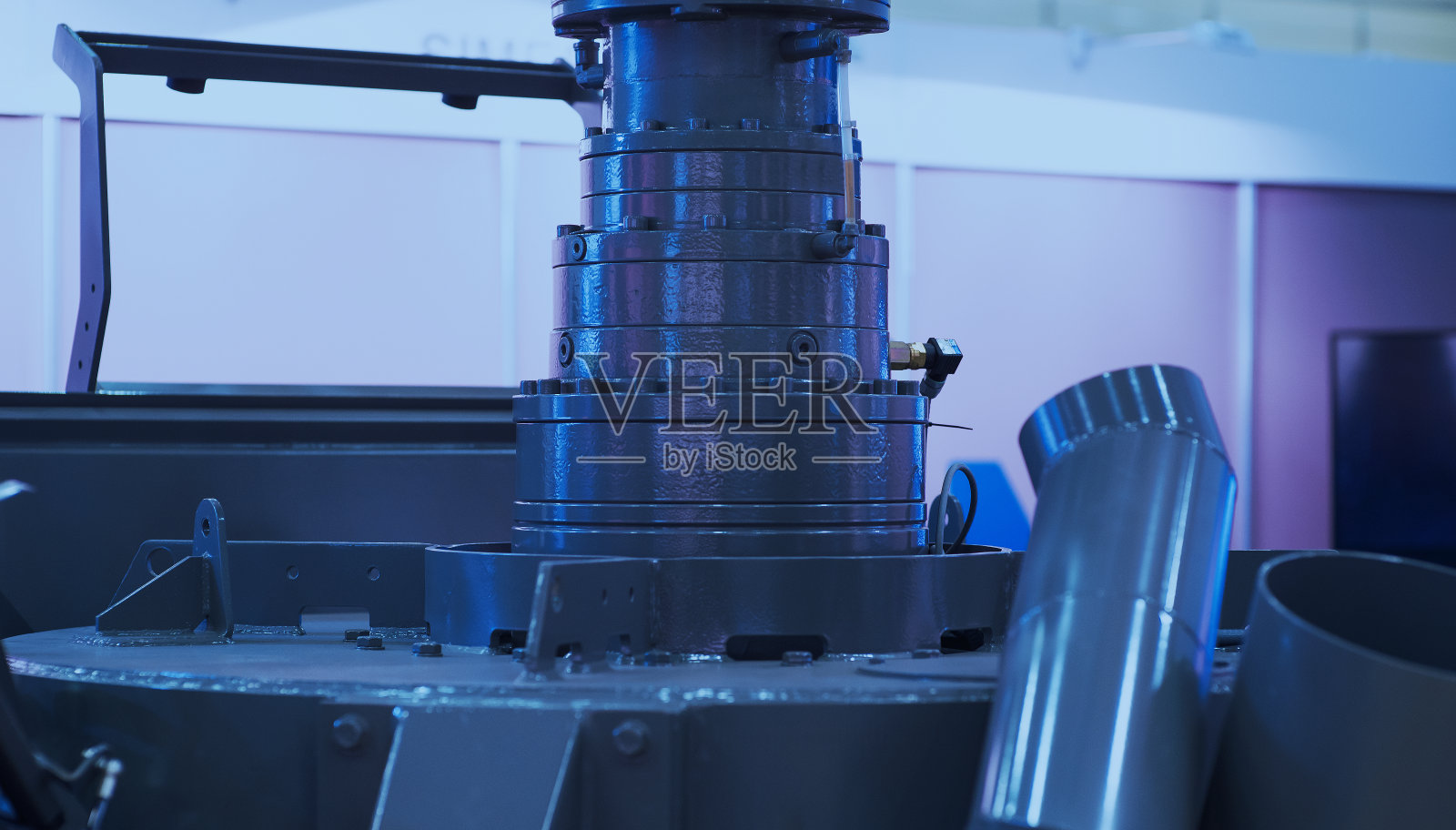 啤酒生产:酿酒厂有许多钢制储罐和管道照片摄影图片