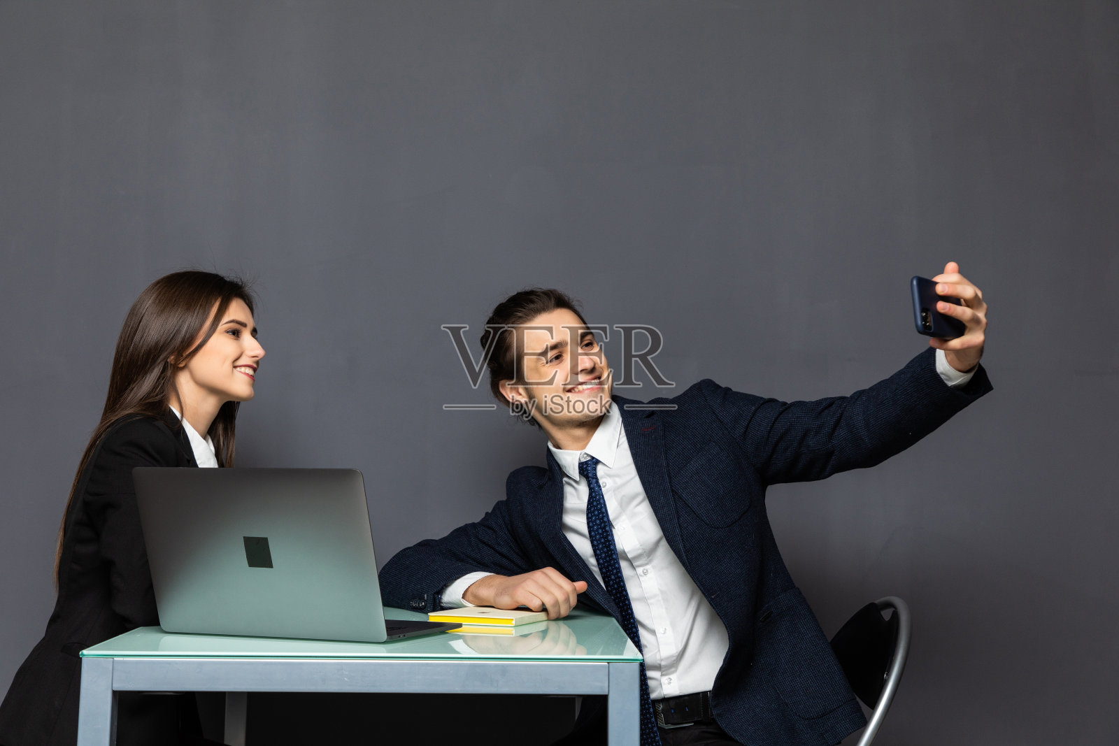 年轻的商务同事用手机自拍照片摄影图片