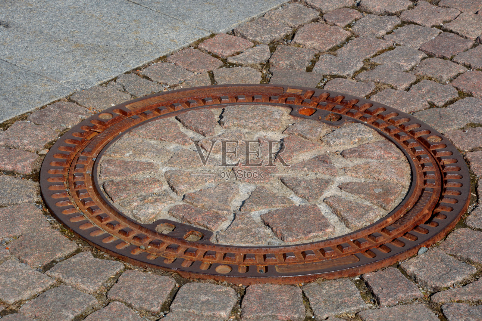 人行道排水用的旧井盖照片摄影图片