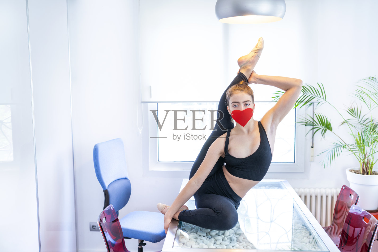 少女冠状病毒隔离在家做体操照片摄影图片