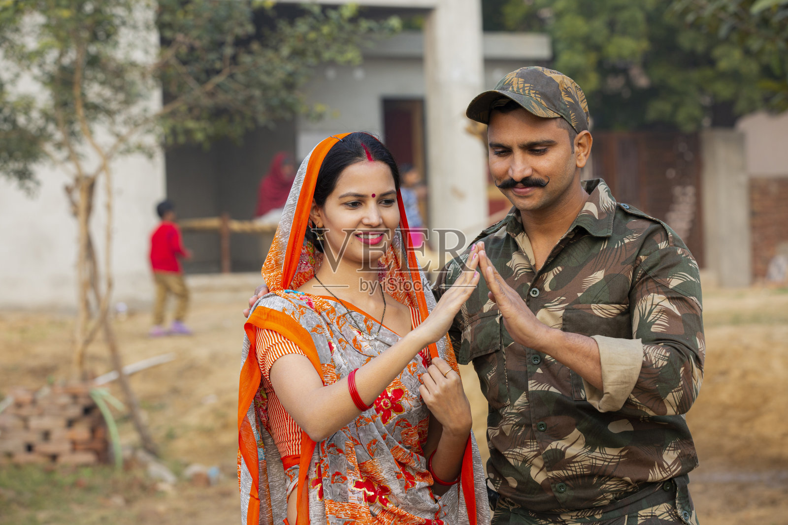 穿制服的年轻男人和女人照片照片摄影图片