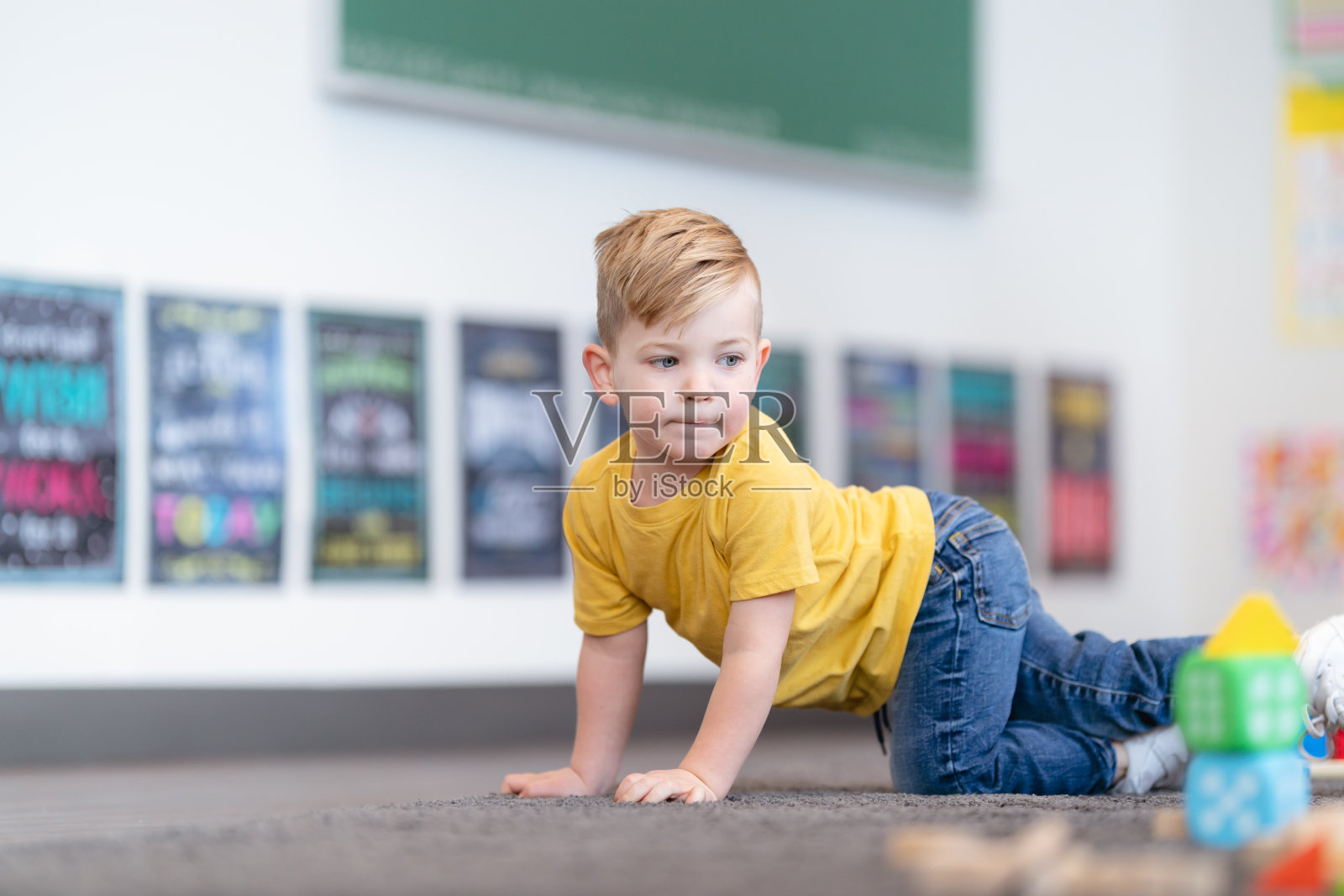 学前班学生在教室照片摄影图片