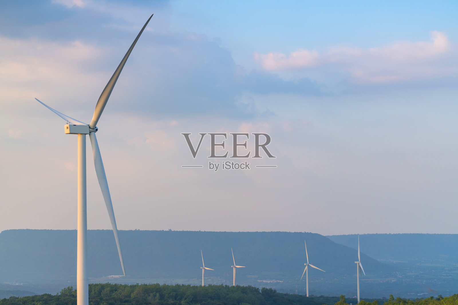 风力发电机组是夏季森林山区景观中可再生能源输送配电设备中的自然环境照片摄影图片