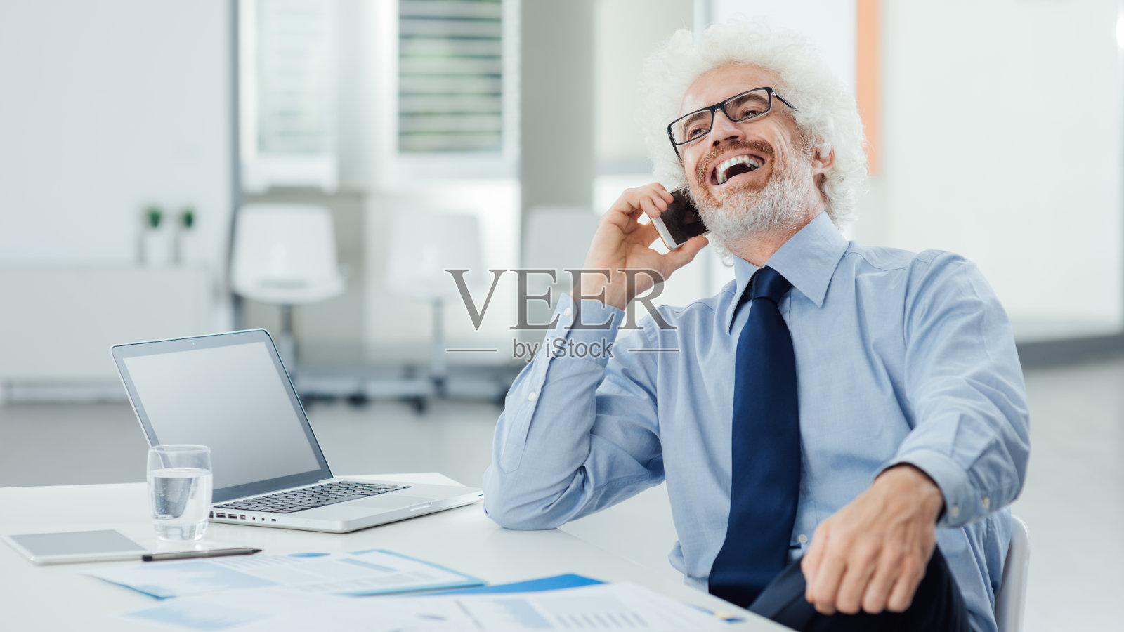 快乐的商人在电话里照片摄影图片