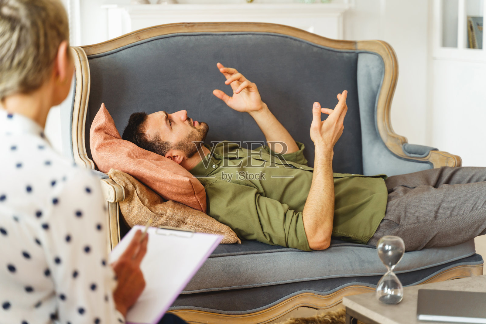 向心理治疗师倾诉的男人照片摄影图片