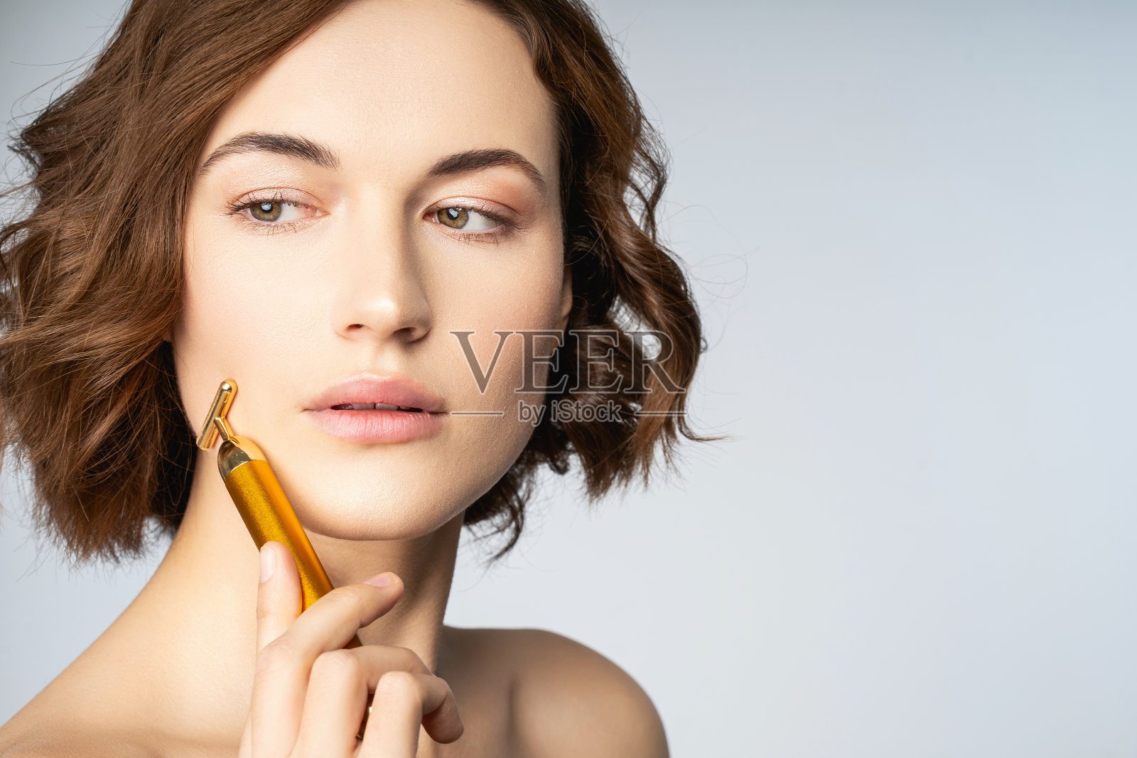 严肃的黑发女人孤立地站在白种人身上照片摄影图片