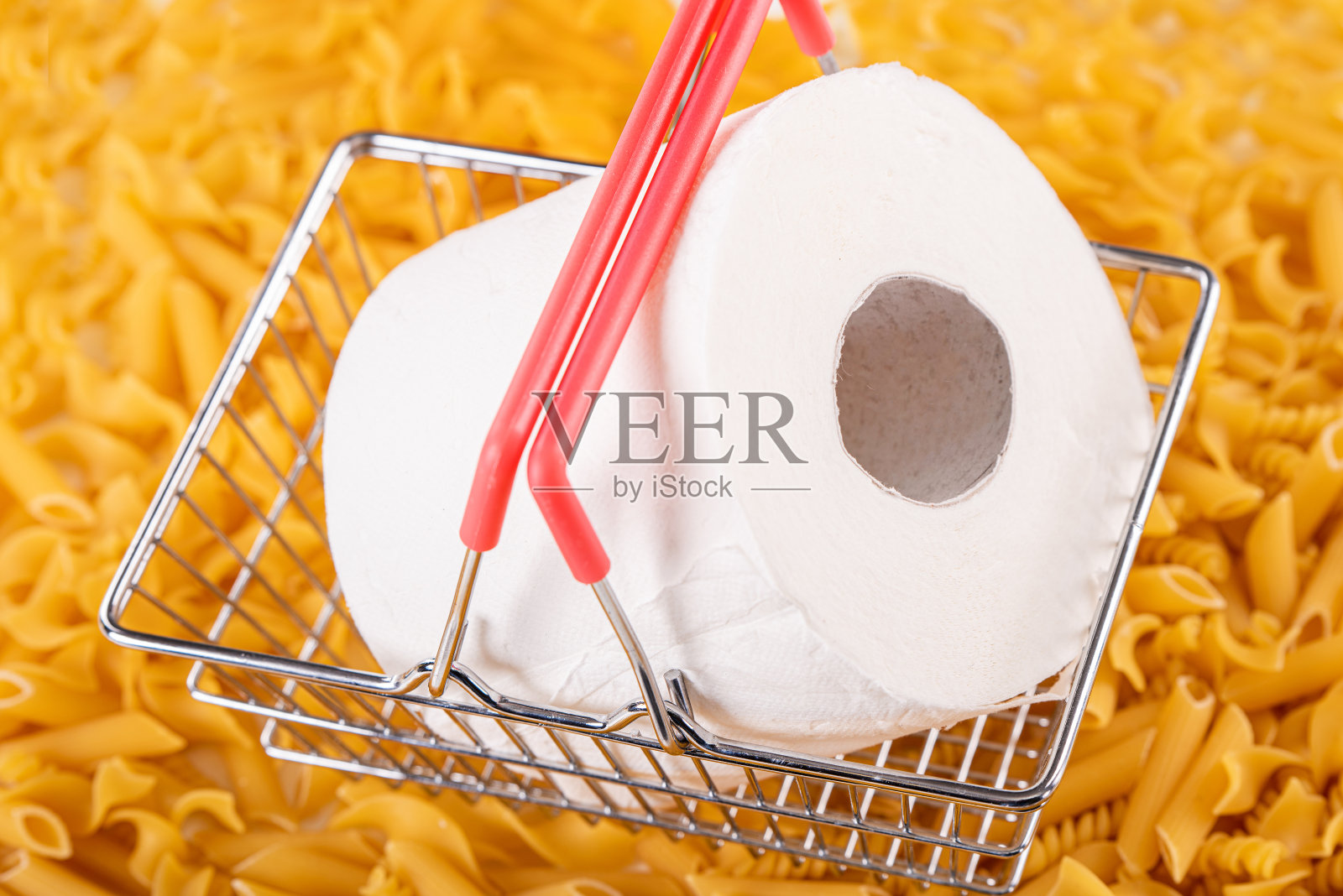 带卫生纸的购物篮照片摄影图片