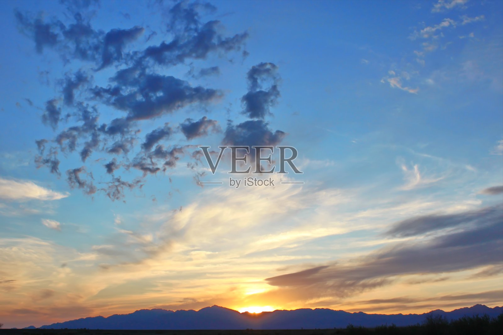 在山脉的背景下的日落，阿尔金-埃米尔自然公园，哈萨克斯坦照片摄影图片