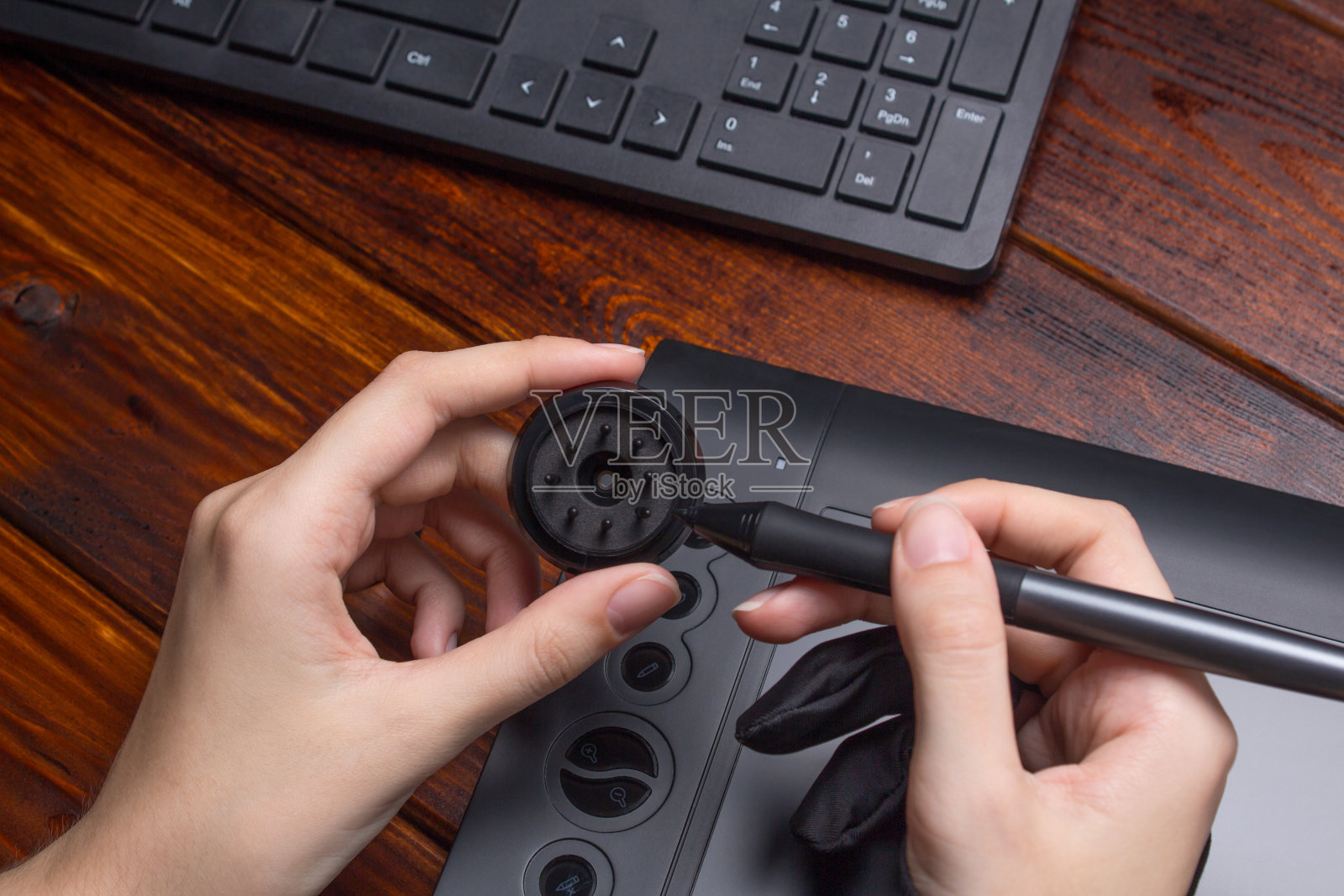 更改图形板的笔尖。在平板电脑上画画。自由、设计师、插画家。技术，远程工作，外包。手写板手套和笔。项目,关闭照片摄影图片