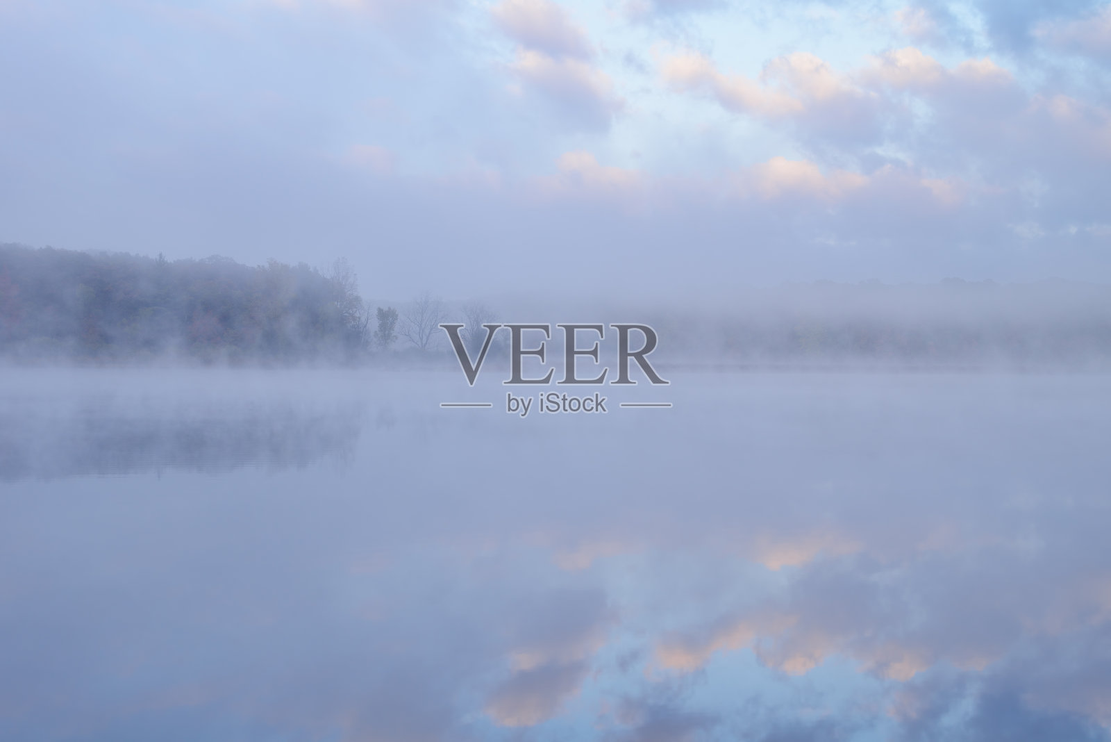 秋天，深湖雾照片摄影图片