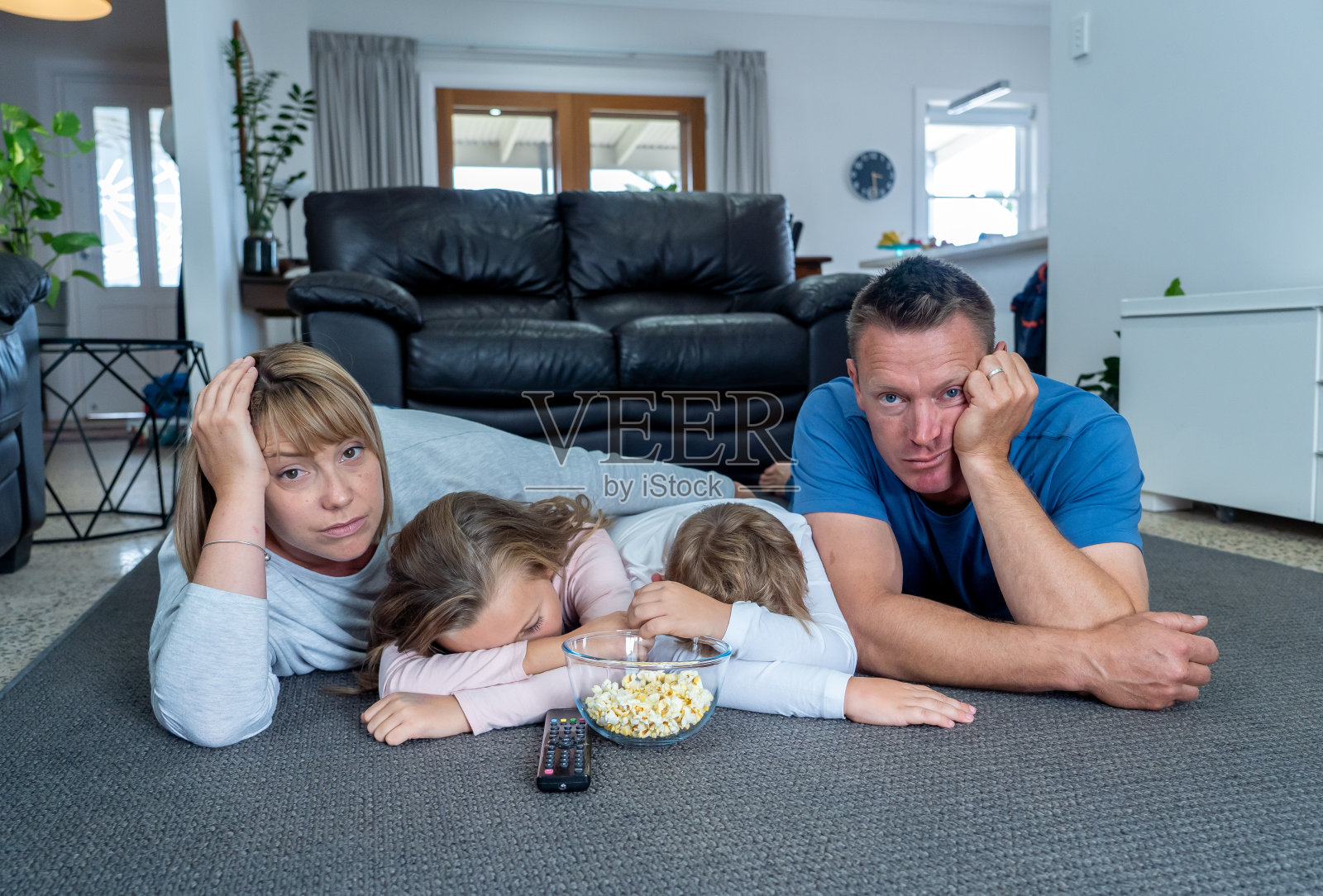 疫情封锁期间，隔离在家无助的家庭观看电视照片摄影图片