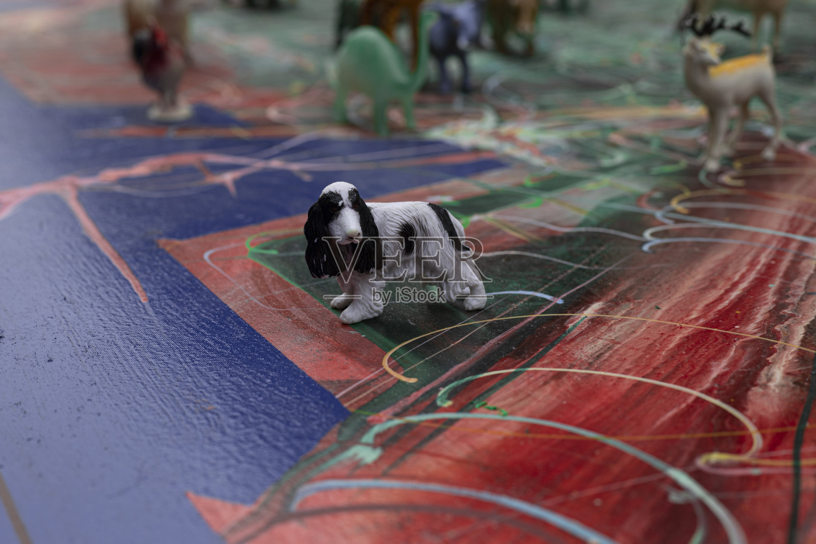 在画布上画玩具动物作为迁徙的象征照片摄影图片