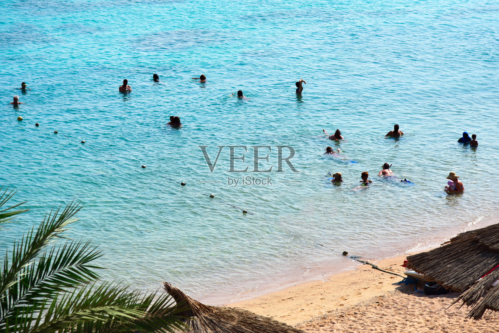 在酒店海滩游泳的人们照片摄影图片