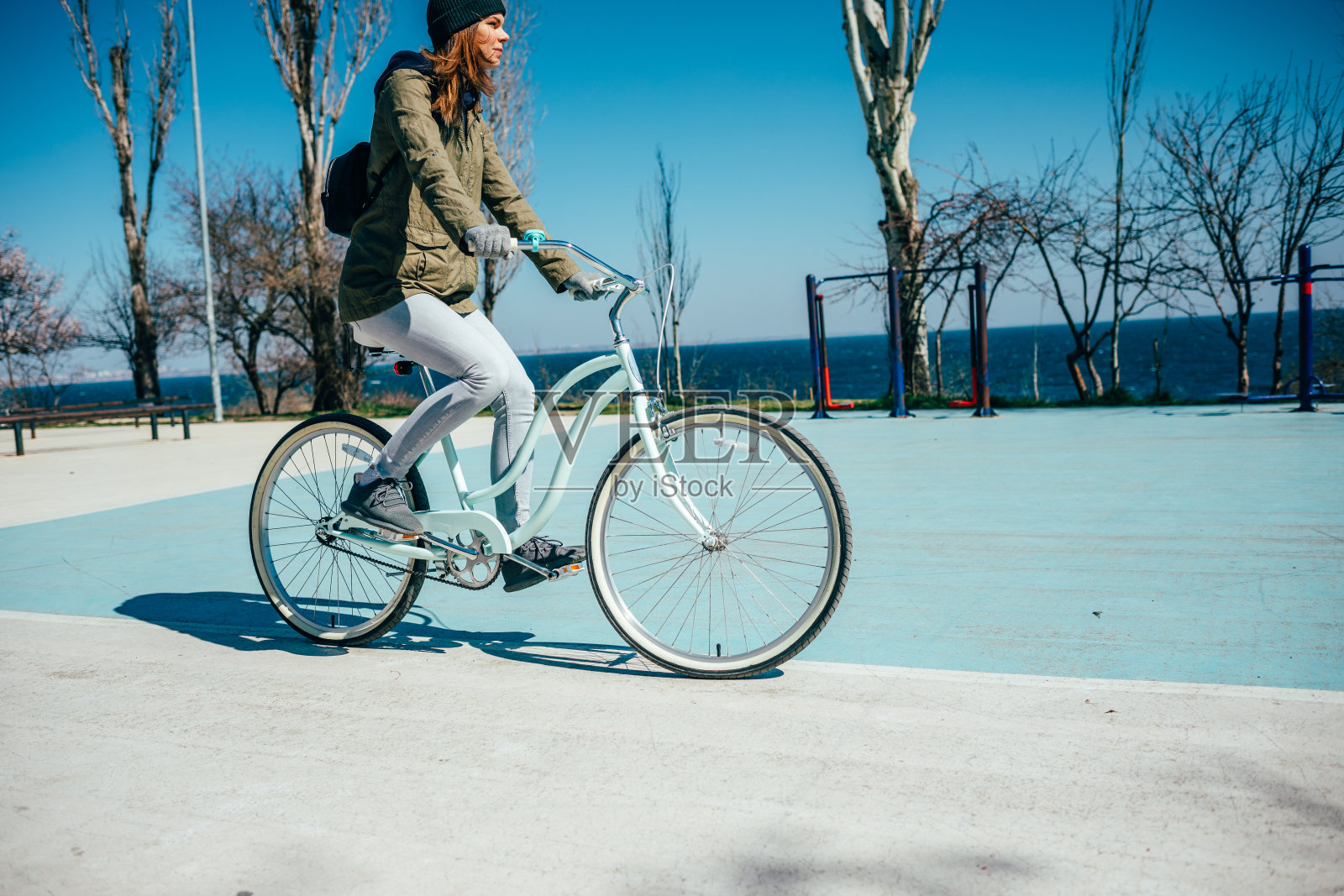 年轻女人运动场骑自行车照片摄影图片