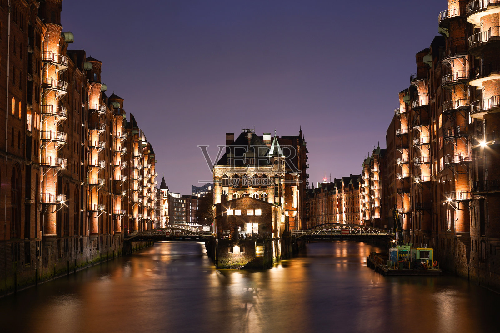 汉堡老城区著名的“水城堡”在晚上被点亮照片摄影图片