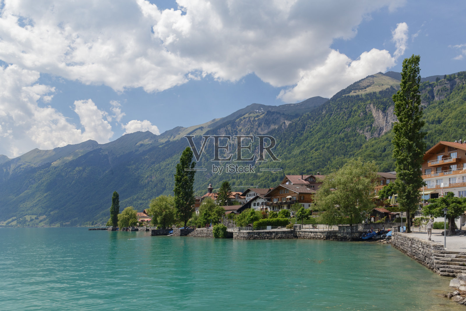 位于瑞士伯尔尼州图恩湖畔的小镇Brienz的景色。照片摄影图片