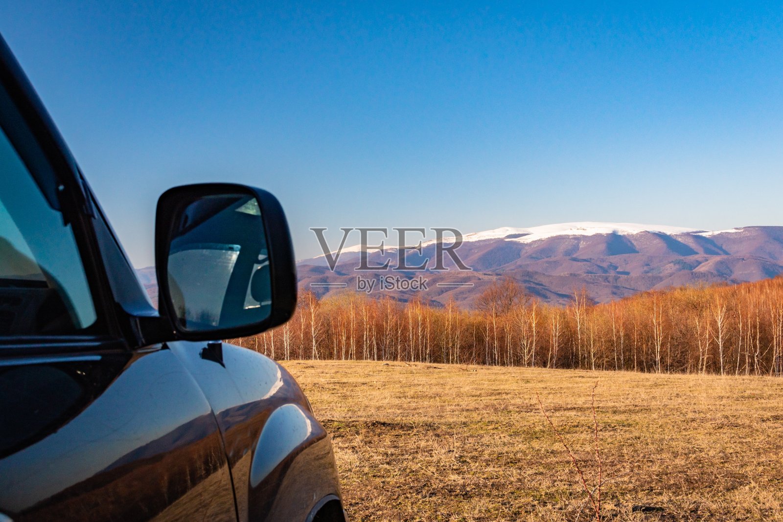 喀尔巴阡的SUV旅行照片摄影图片