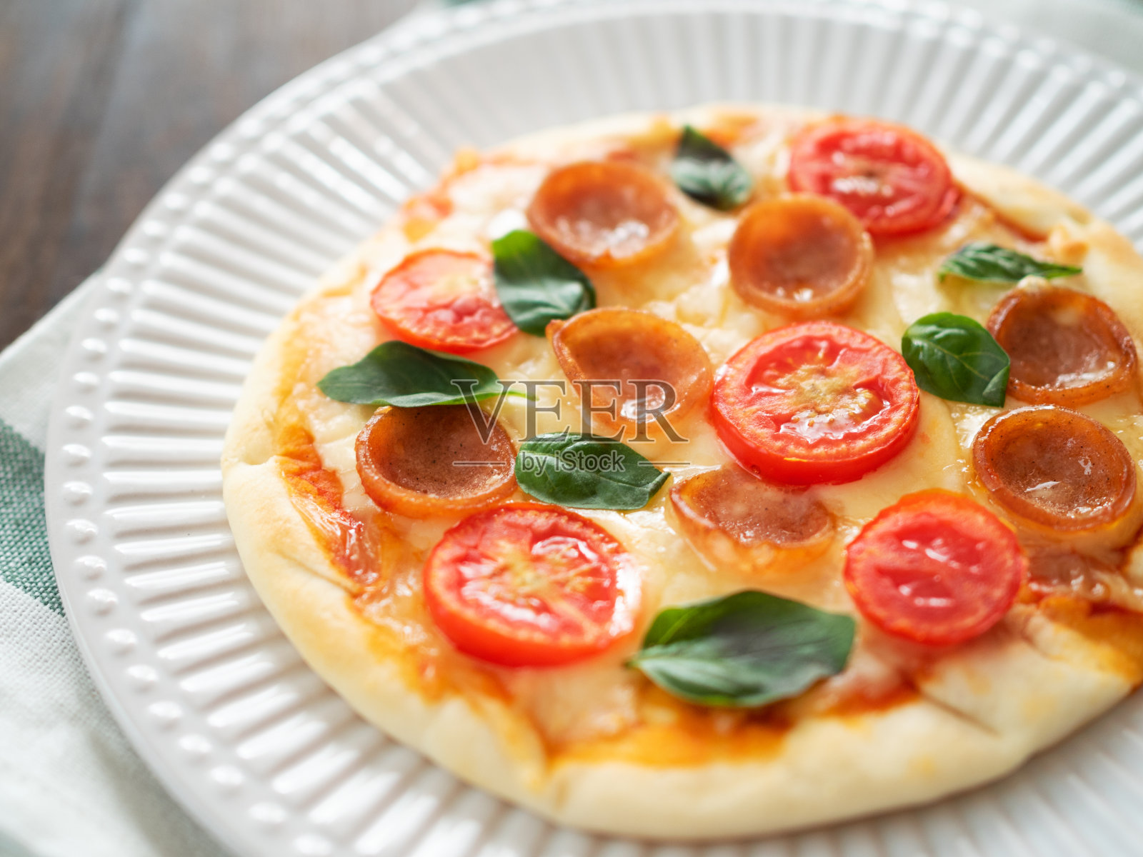 披萨配芝士，香肠和新鲜basi照片摄影图片