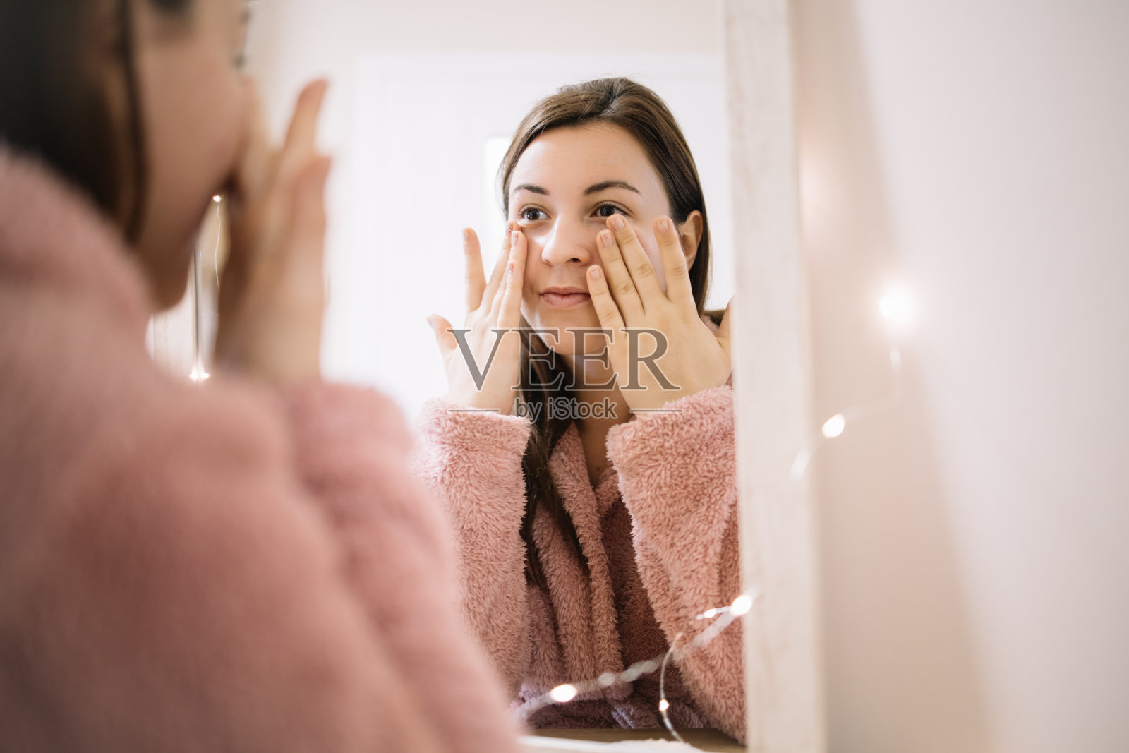 年轻的女士用手按摩她的脸照片摄影图片