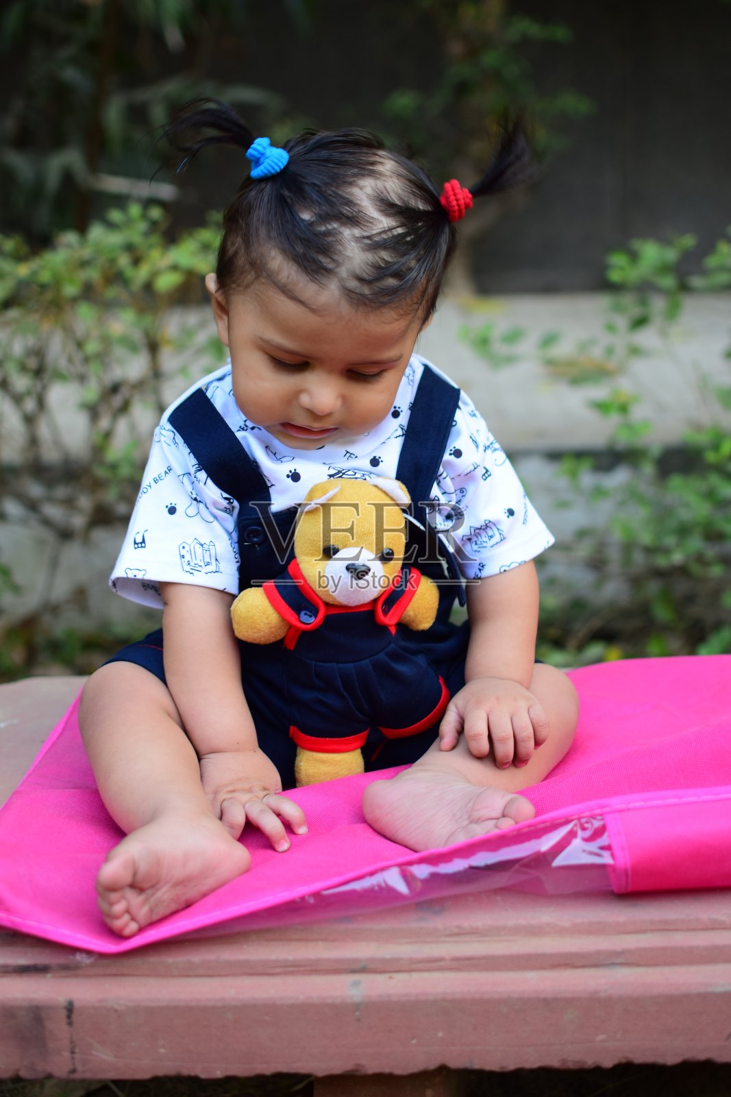 9个月小男孩在户外夏天-库存照片，可爱的男孩在公园玩，可爱的小男孩享受照片摄影图片