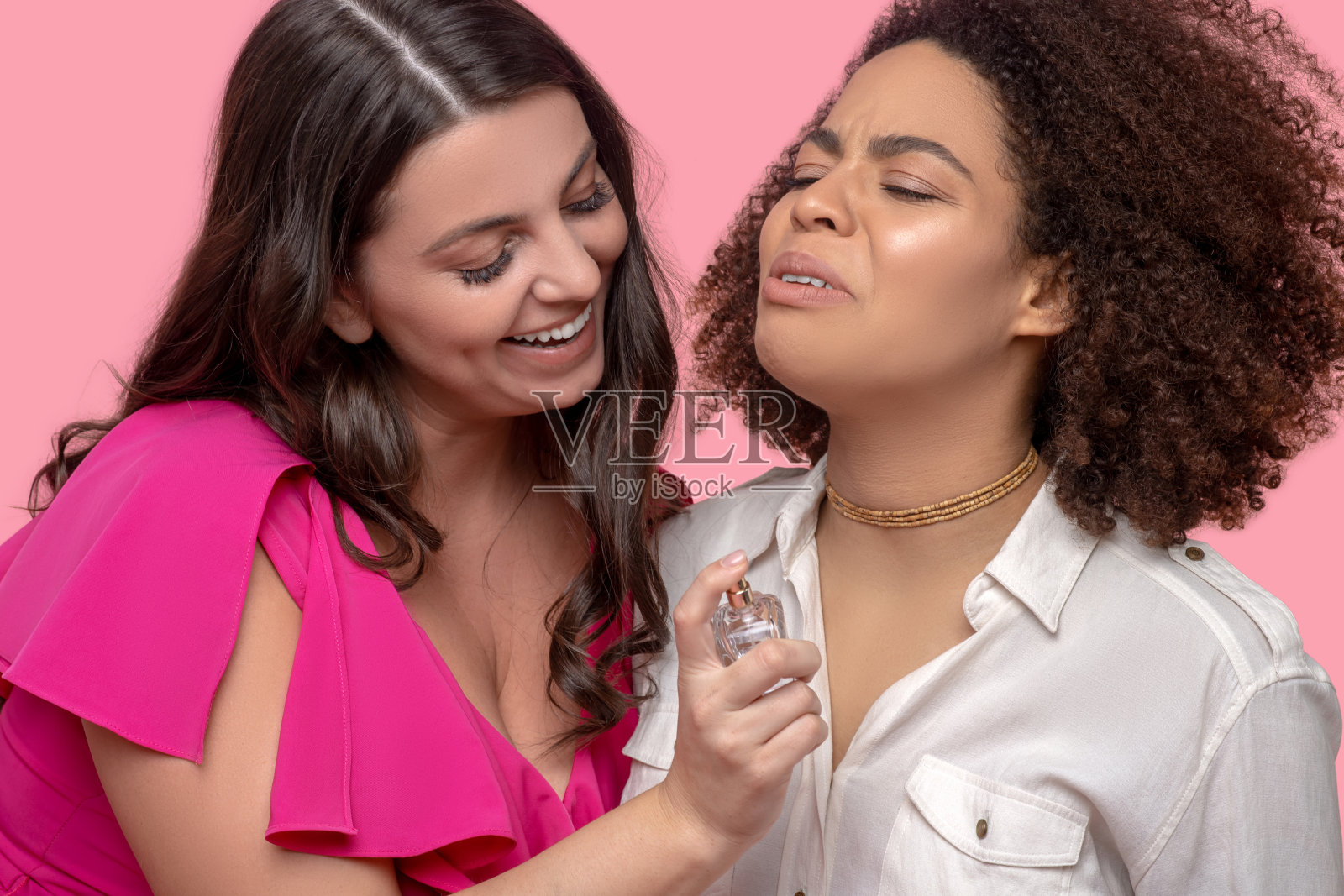 两位拿着香水瓶的漂亮年轻女性照片摄影图片