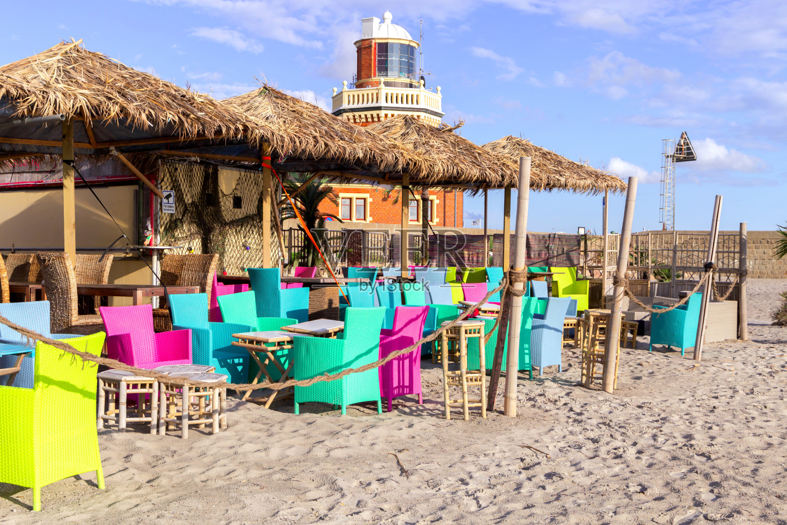 海边没有人的海滩咖啡馆。空的露天咖啡馆照片摄影图片