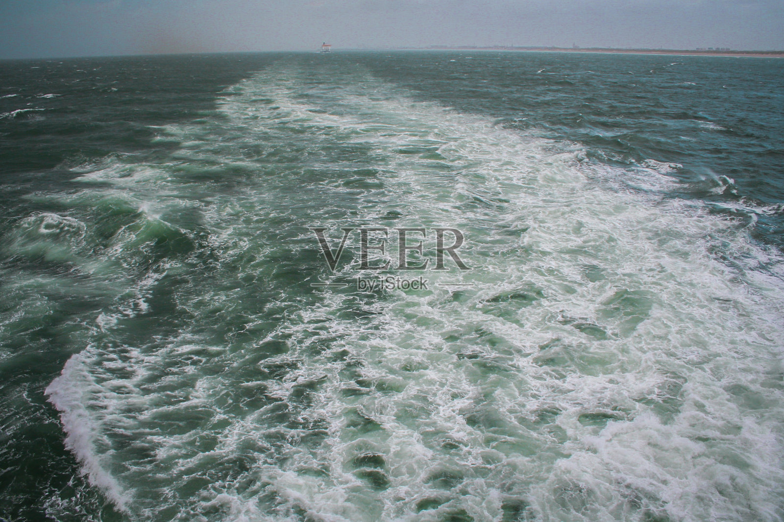 北海上渡船的巨大泡沫照片摄影图片