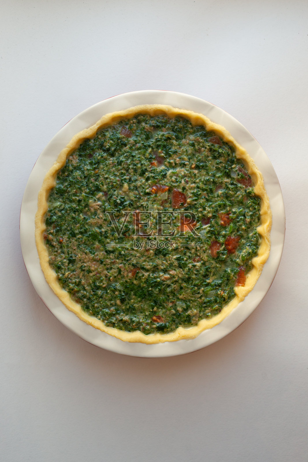 自制金枪鱼菠菜派的过程。前视图。自制的金枪鱼派。原始的组成。金枪鱼蛋糕食谱。自制的菜。生面团。前视图。照片摄影图片