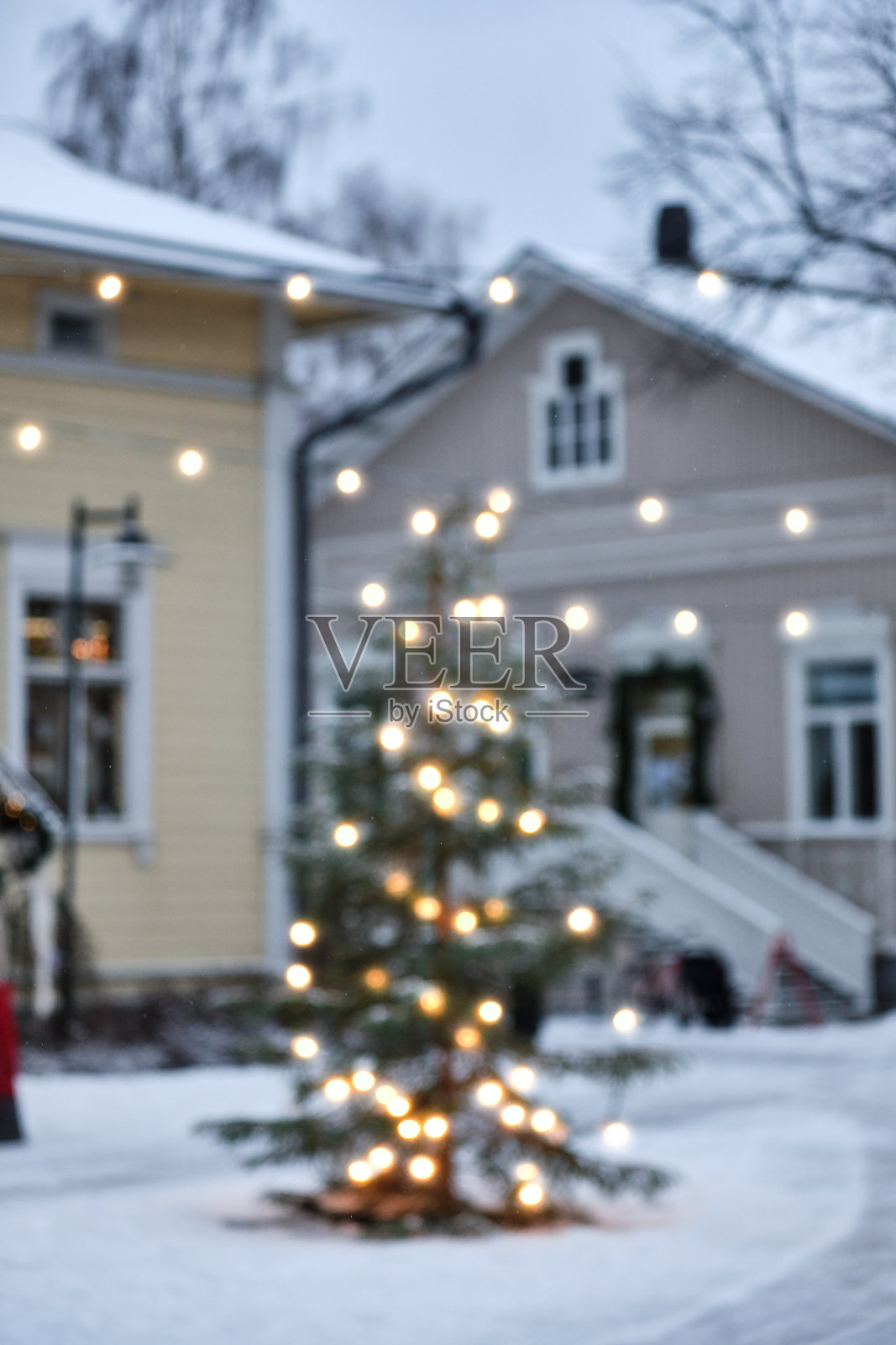 圣诞市场上的模糊圣诞树照片摄影图片
