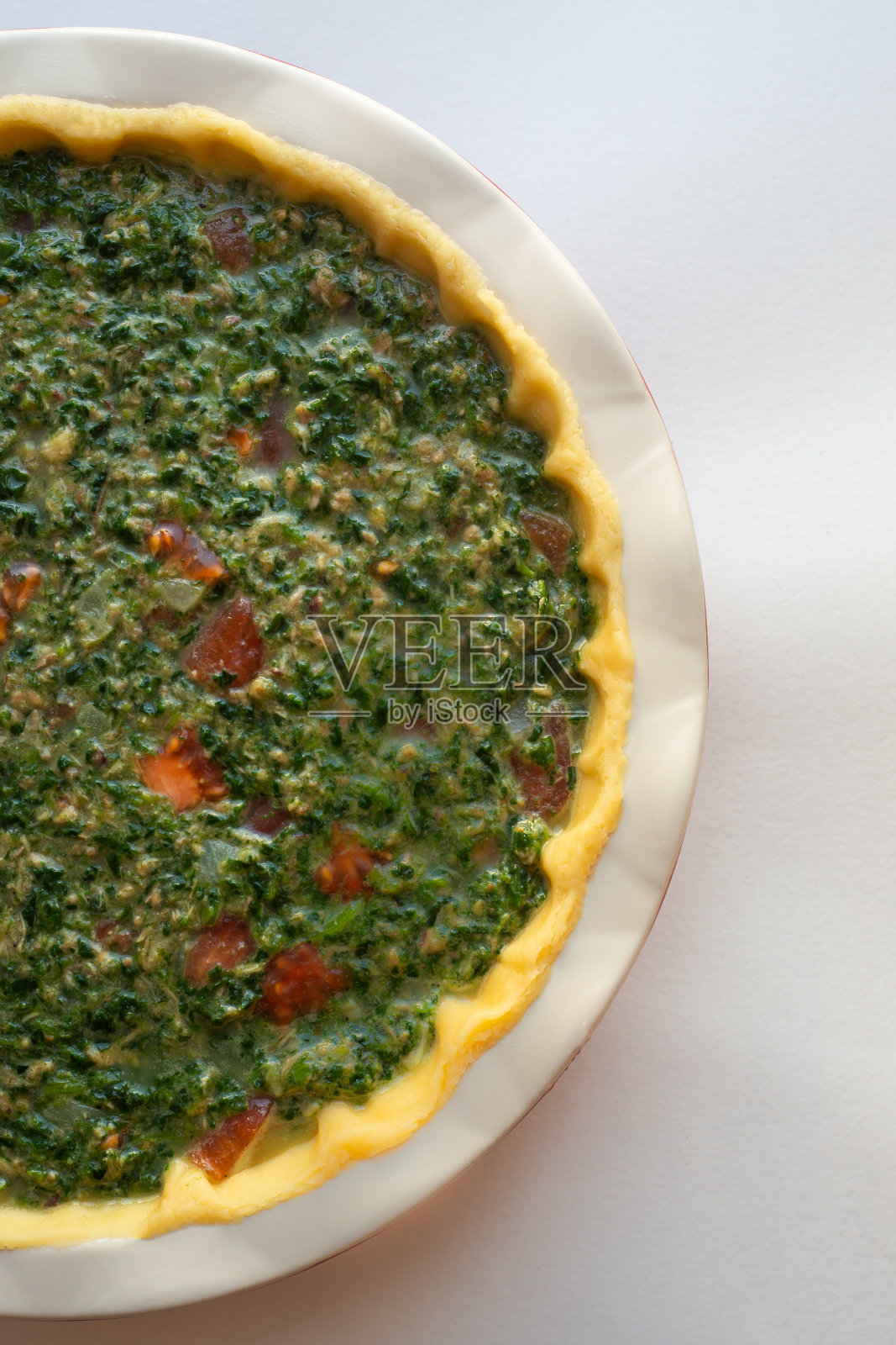 自制金枪鱼菠菜派的过程。前视图。自制的金枪鱼派。原始的组成。金枪鱼蛋糕食谱。自制的菜。生面团。前视图。照片摄影图片