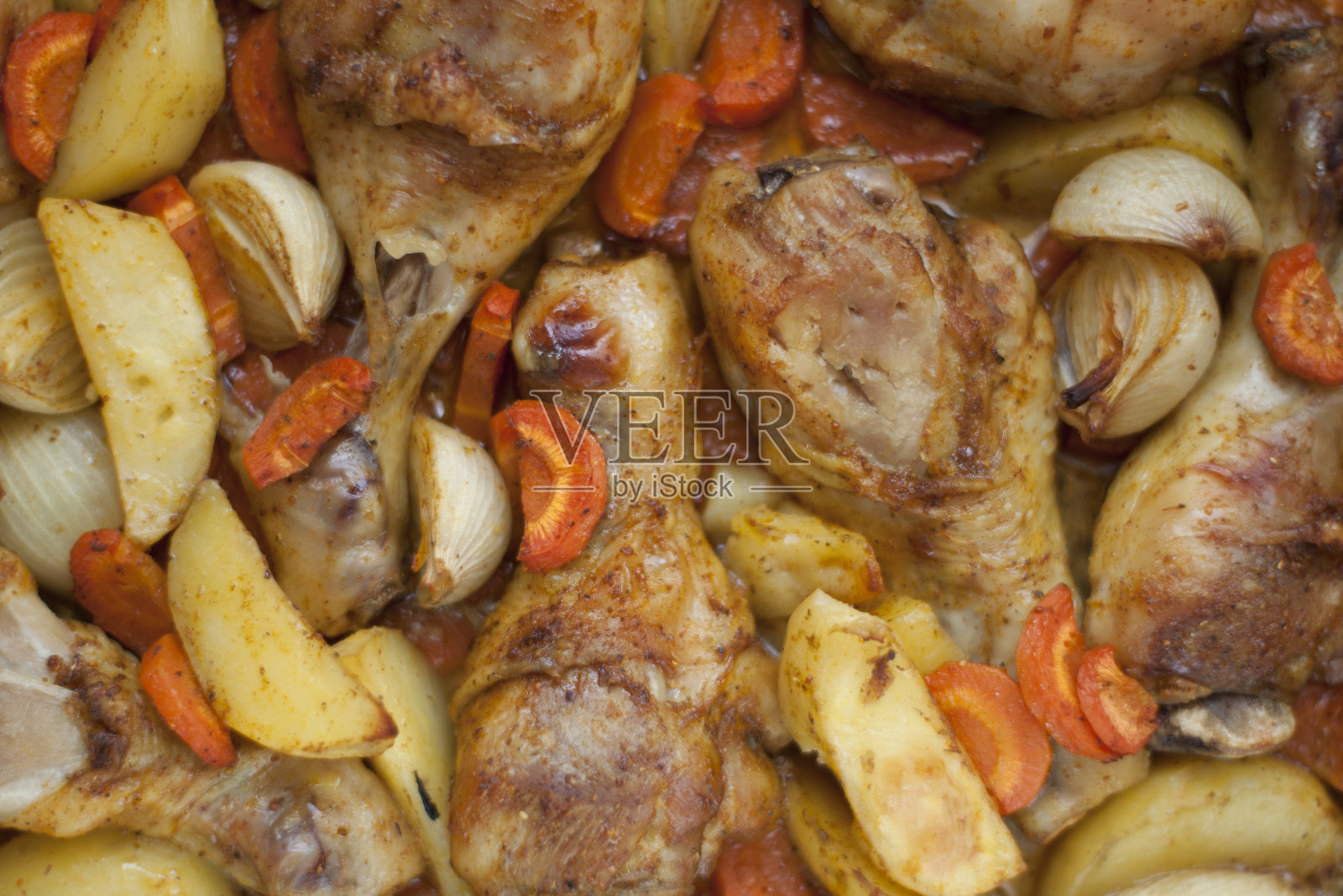 烤鸡腿配蔬菜。照片摄影图片