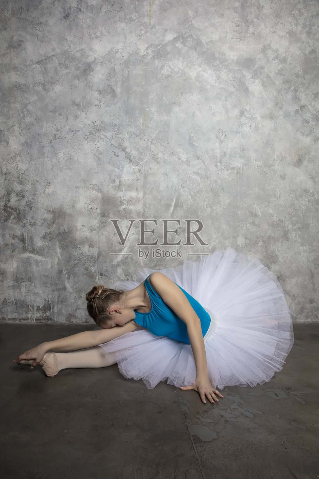 年轻的芭蕾舞演员在乡村的墙上跳古典芭蕾舞照片摄影图片