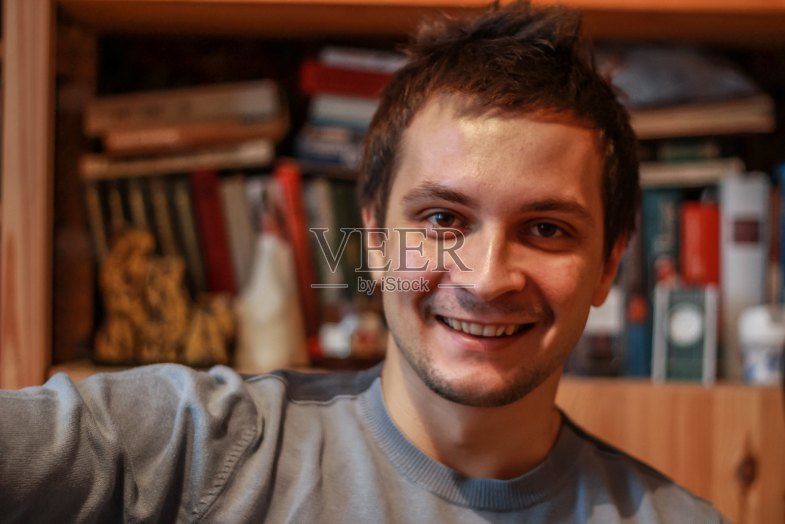 在家中微笑的年轻男子肖像照片摄影图片