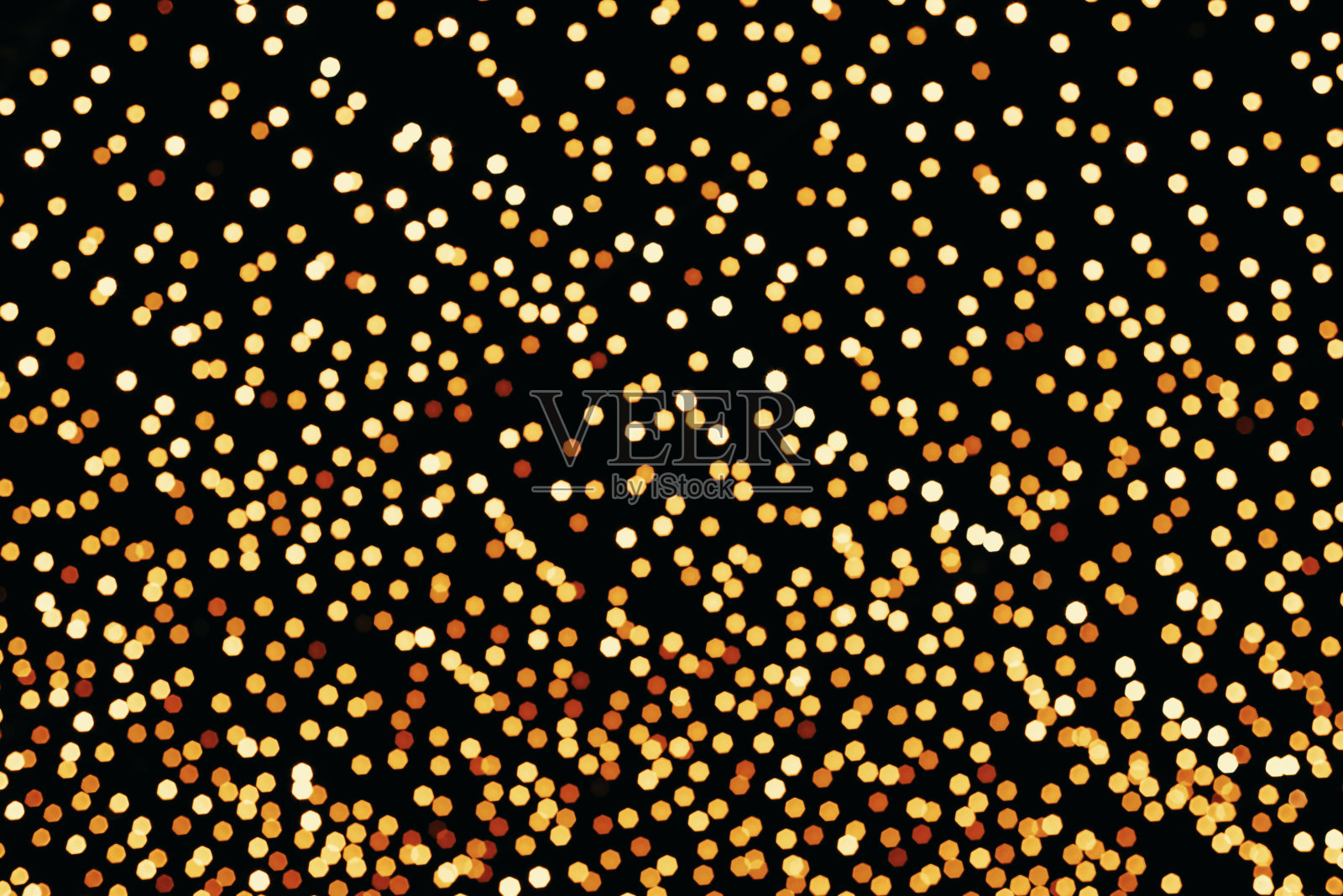 背景金色，黄色和红色的灯光散焦背景在黑色的天空。照片摄影图片