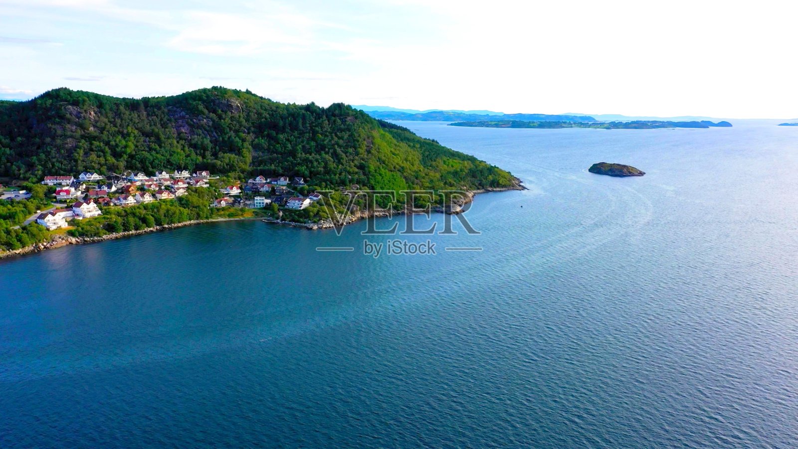 岛上一个村庄的白色房屋照片摄影图片