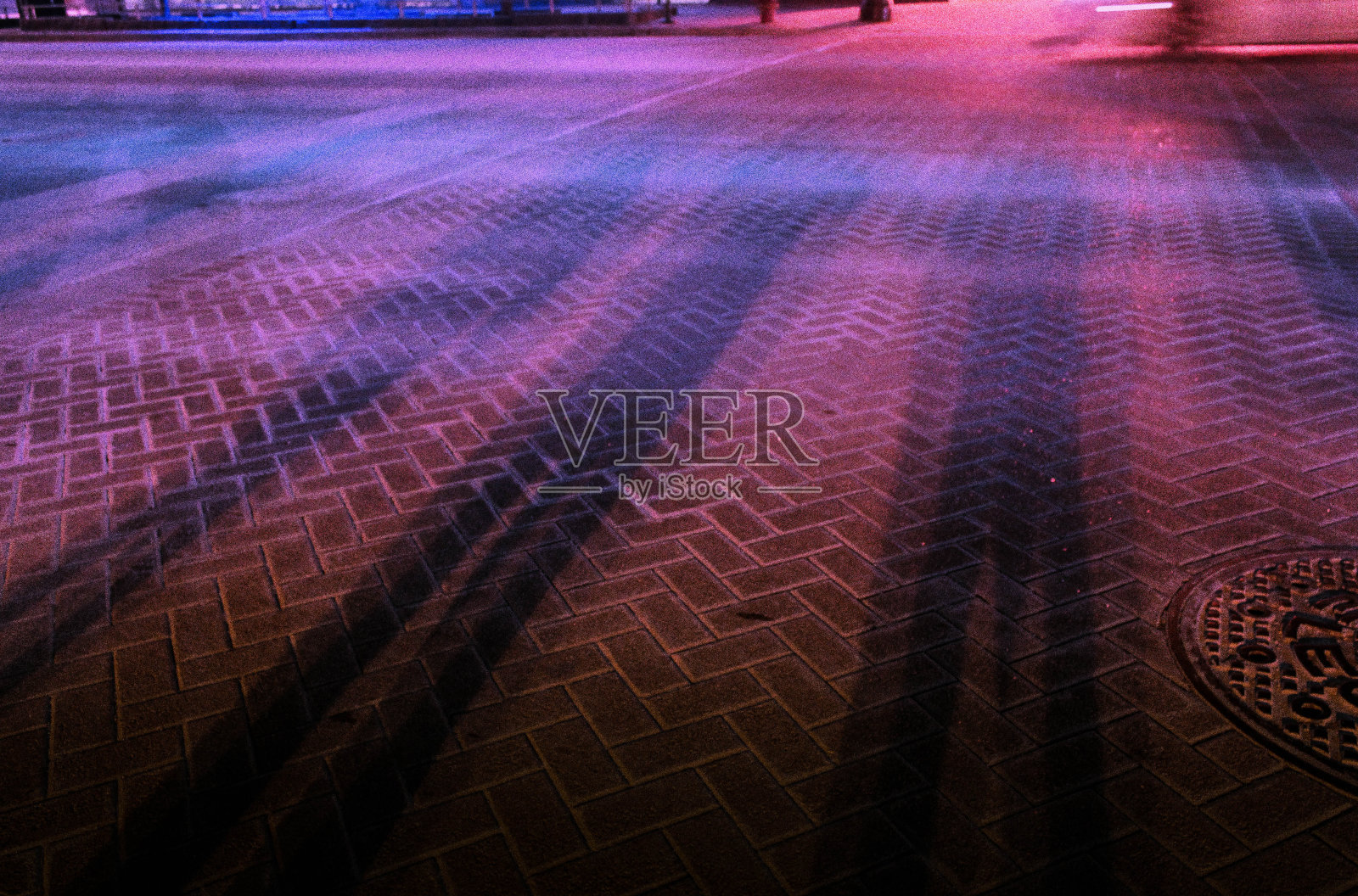 艺术创意紫蓝粉人的影子在城市街道上照片摄影图片