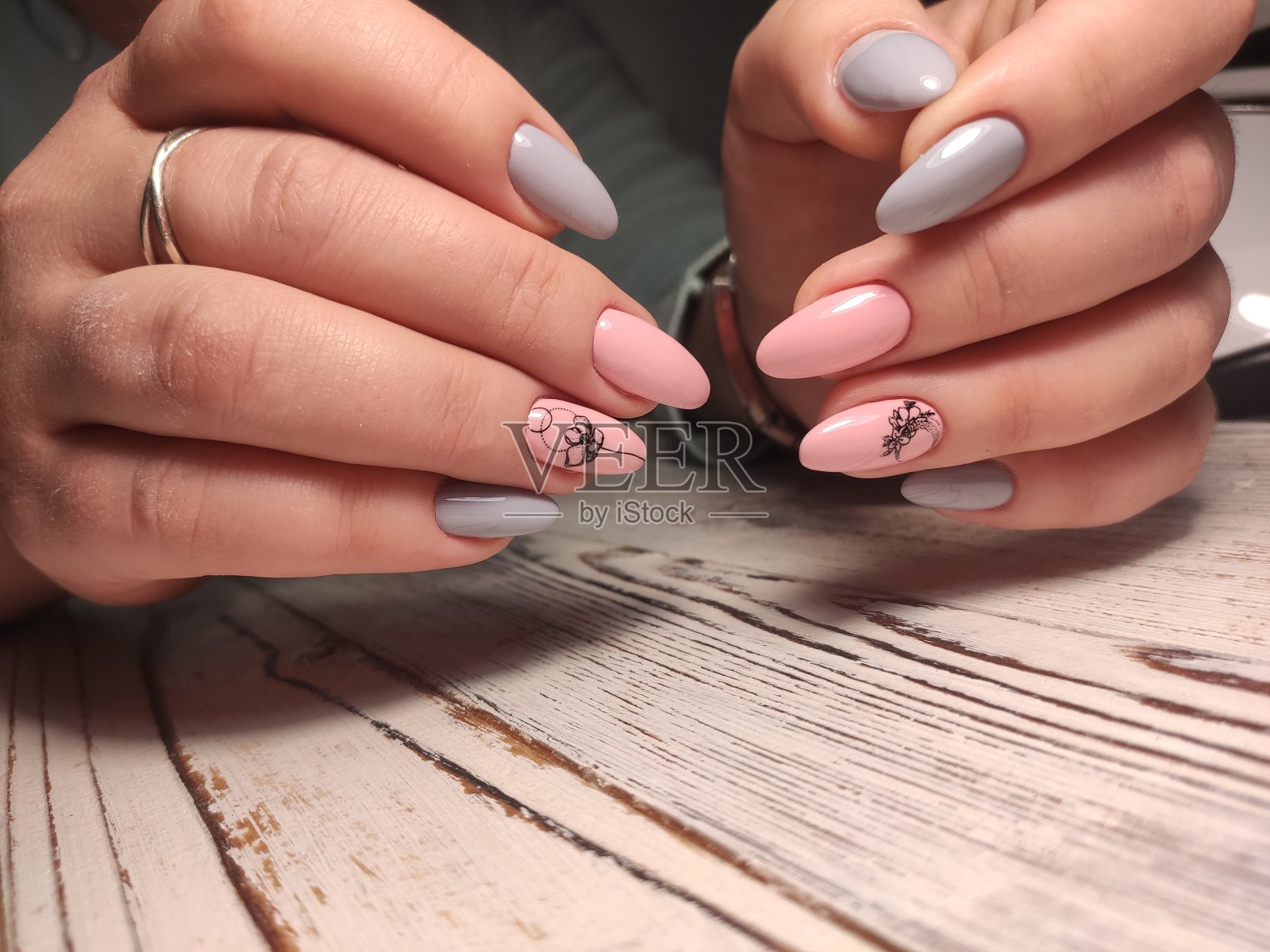 时尚的美甲设计在一个美丽的背景。照片摄影图片