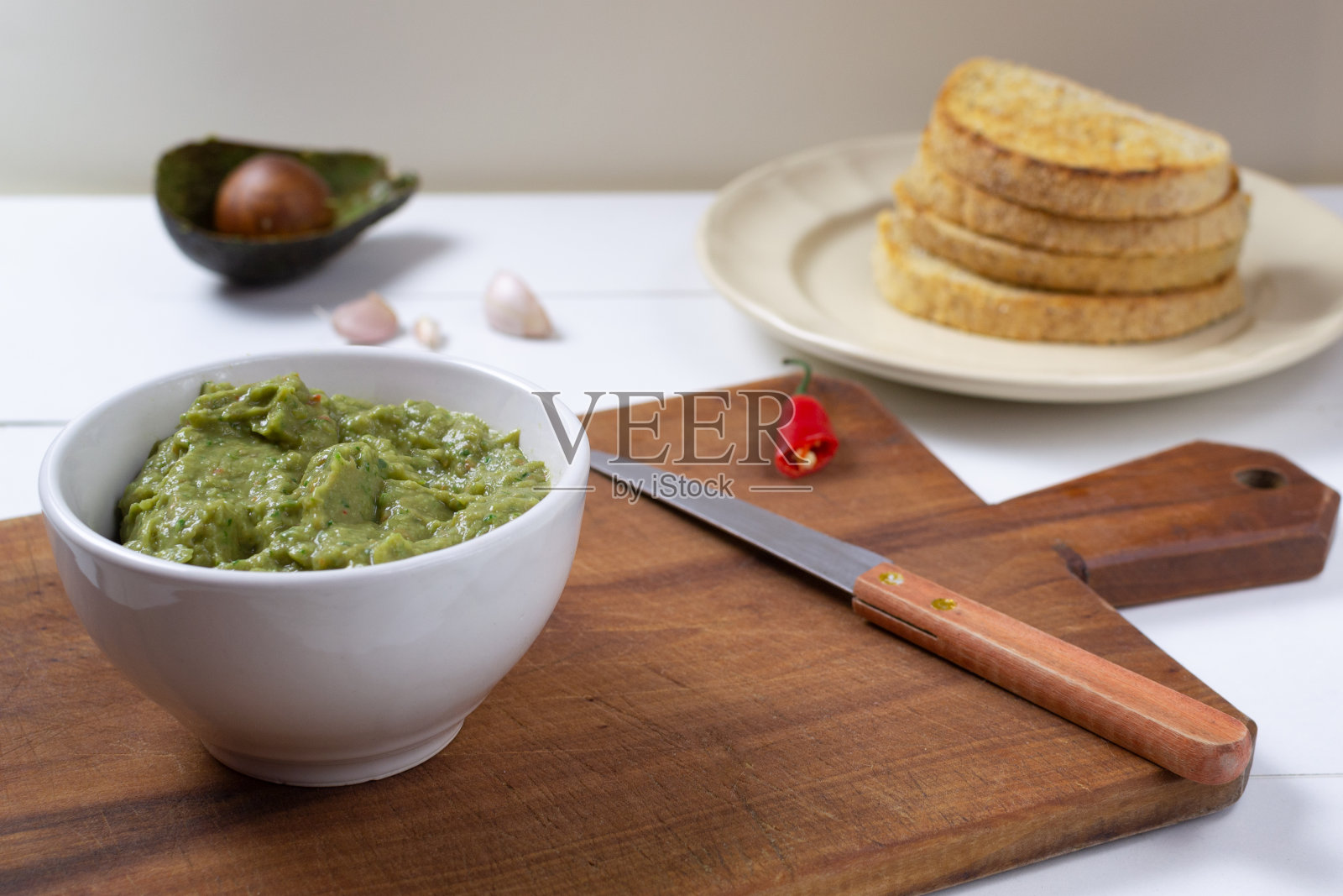 鳄梨色拉三明治的原料在木背景上。健康饮食素食。照片摄影图片