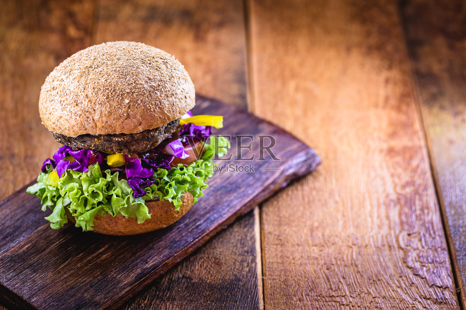 自制素食汉堡在乡村的木制背景。由蔬菜和谷物制成的甜点。健康素食的生活理念。无肉零食，以大豆，鹰嘴豆，玉米和蛋白质为基础。照片摄影图片