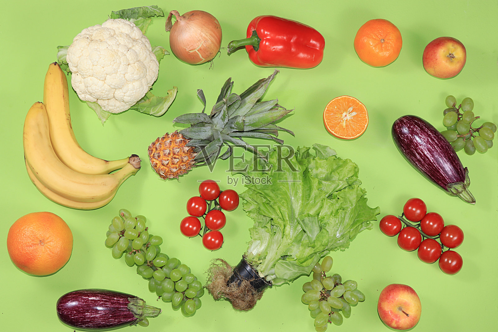 蔬菜，水果放在明亮的背景上。健康和天然食品的概念，以提高免疫力，健康的生活方式和减肥，维生素。夏季横幅为屏幕，文字的位置，俯视图照片摄影图片