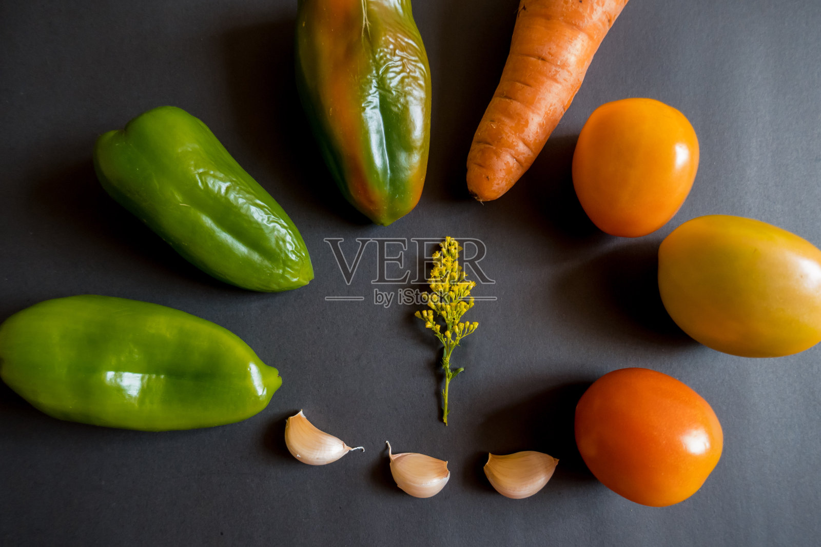 新鲜蔬菜的烹饪周围以黑色为背景，俯视图，放置文字。照片摄影图片