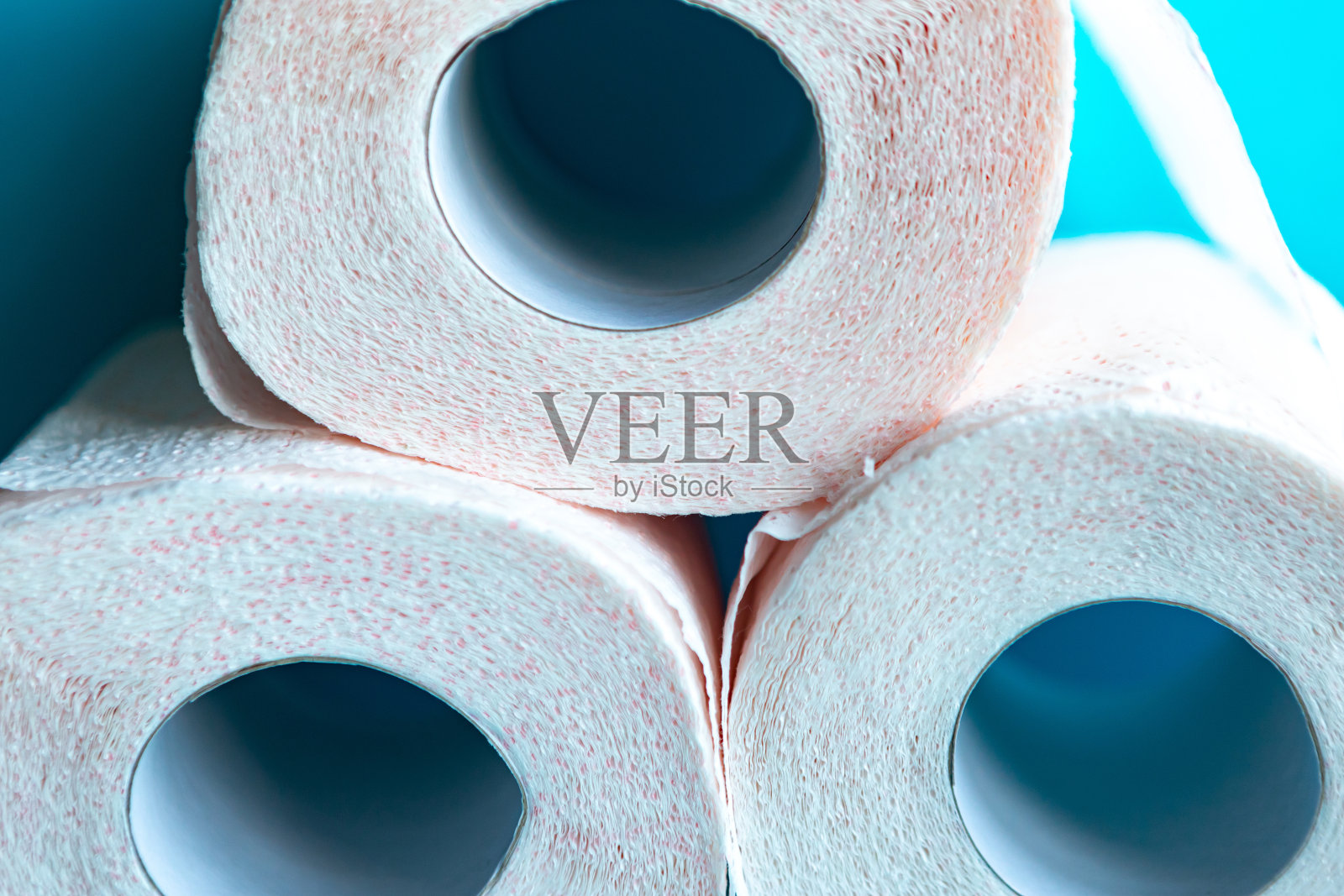 蓝色背景上柔软的白色卫生纸卷照片摄影图片