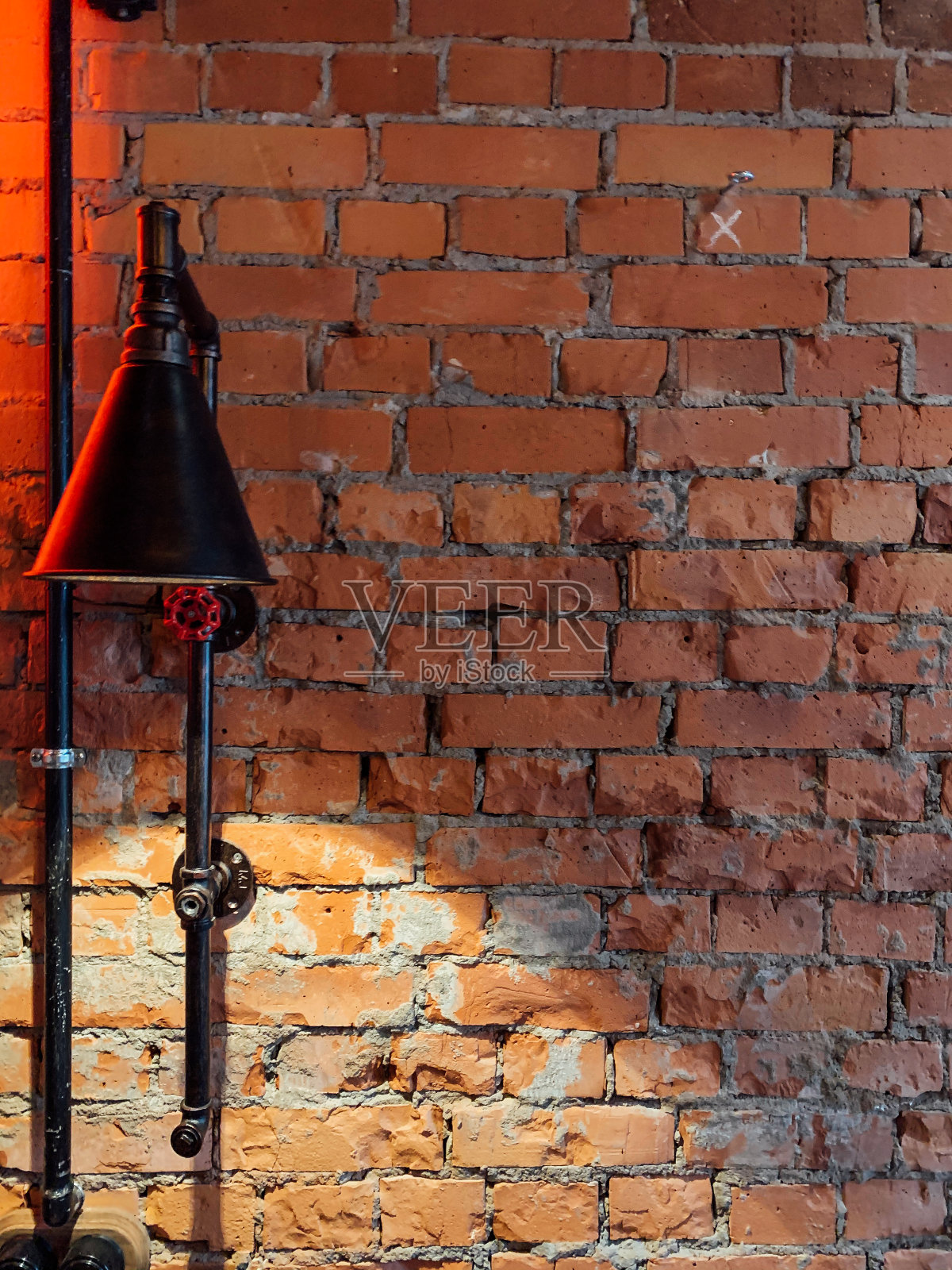 古老的砖阁楼墙与金属灯作为背景照片摄影图片