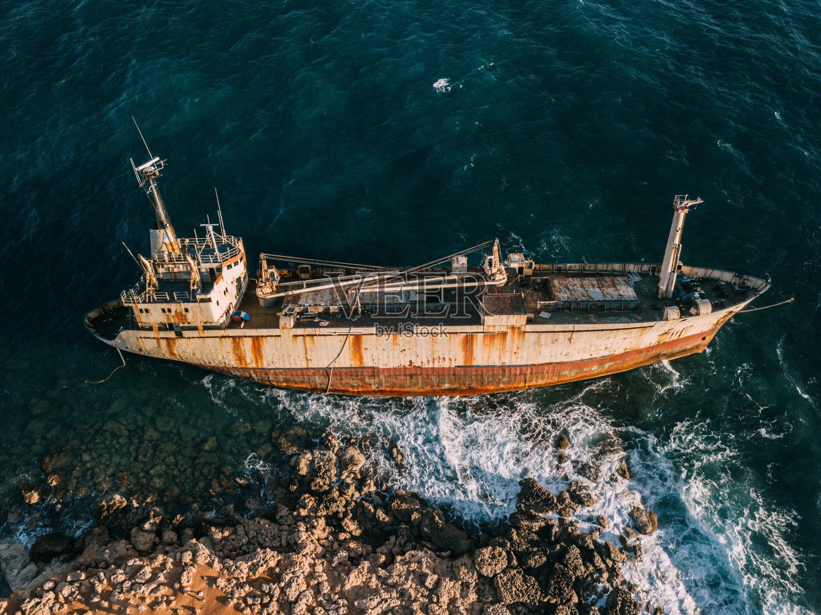 无人机拍摄海滩上的沉船残骸。塞浦路斯帕福斯附近的Pegeia。照片摄影图片