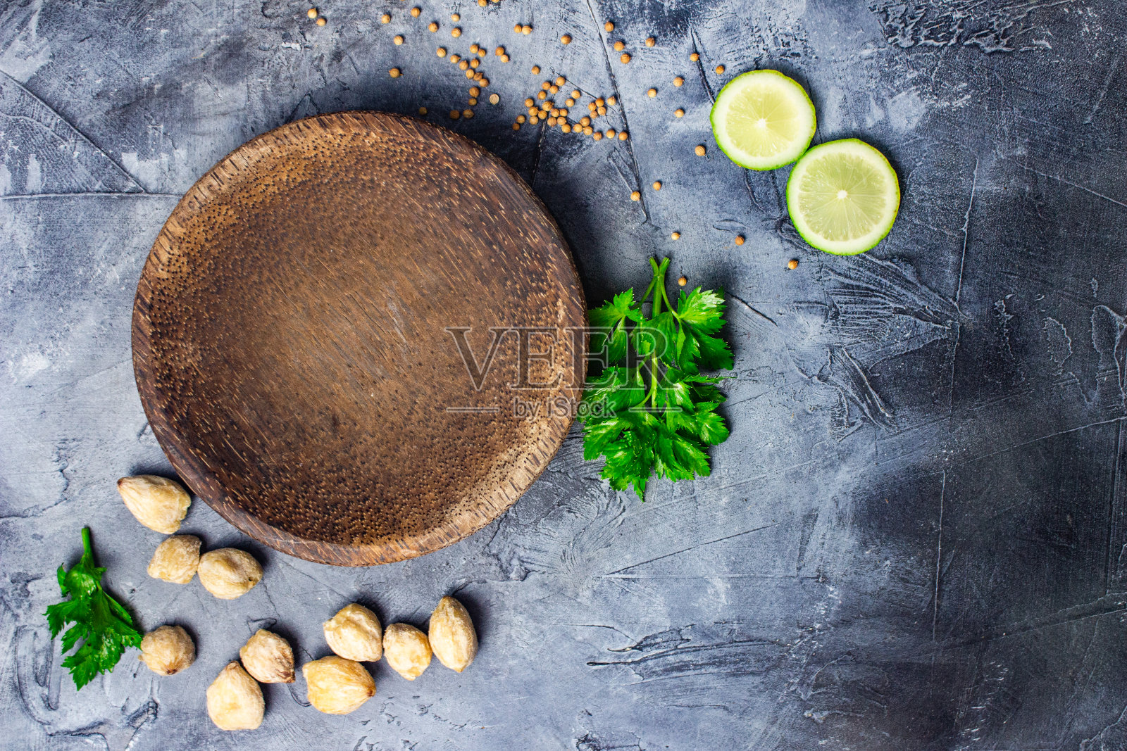 药草和香料在石桌上烹饪照片摄影图片