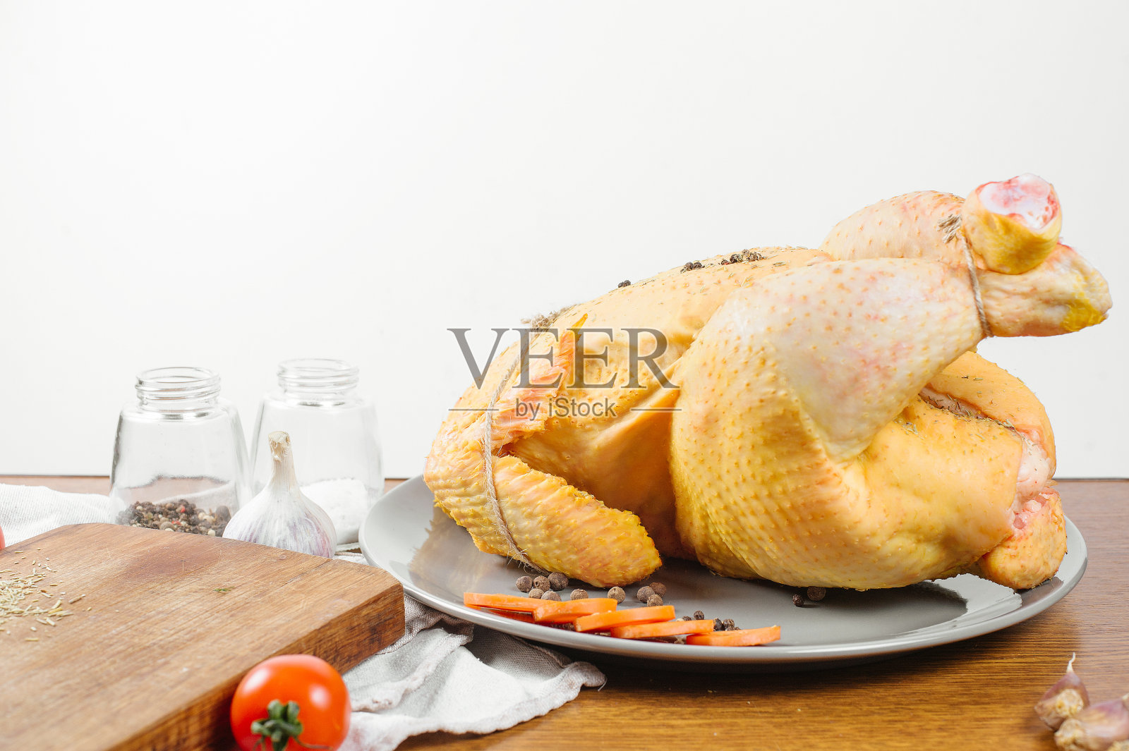 整个新鲜的生态生鸡肉和蔬菜准备烹饪在白色的背景。照片摄影图片